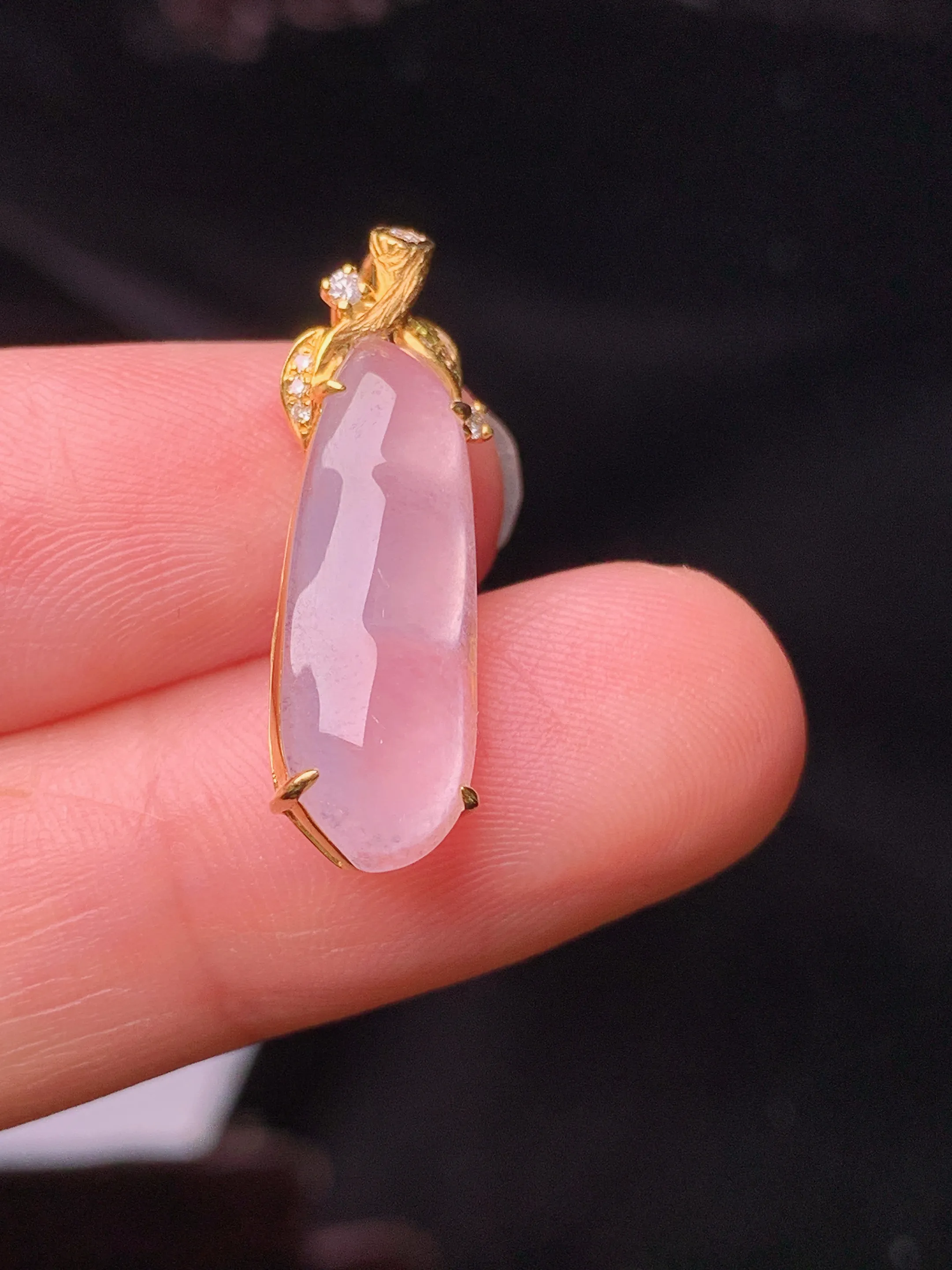 18k金钻镶嵌冰种四季豆吊坠 玉质细腻 色泽清新艳丽  整体尺寸25*7.2*5