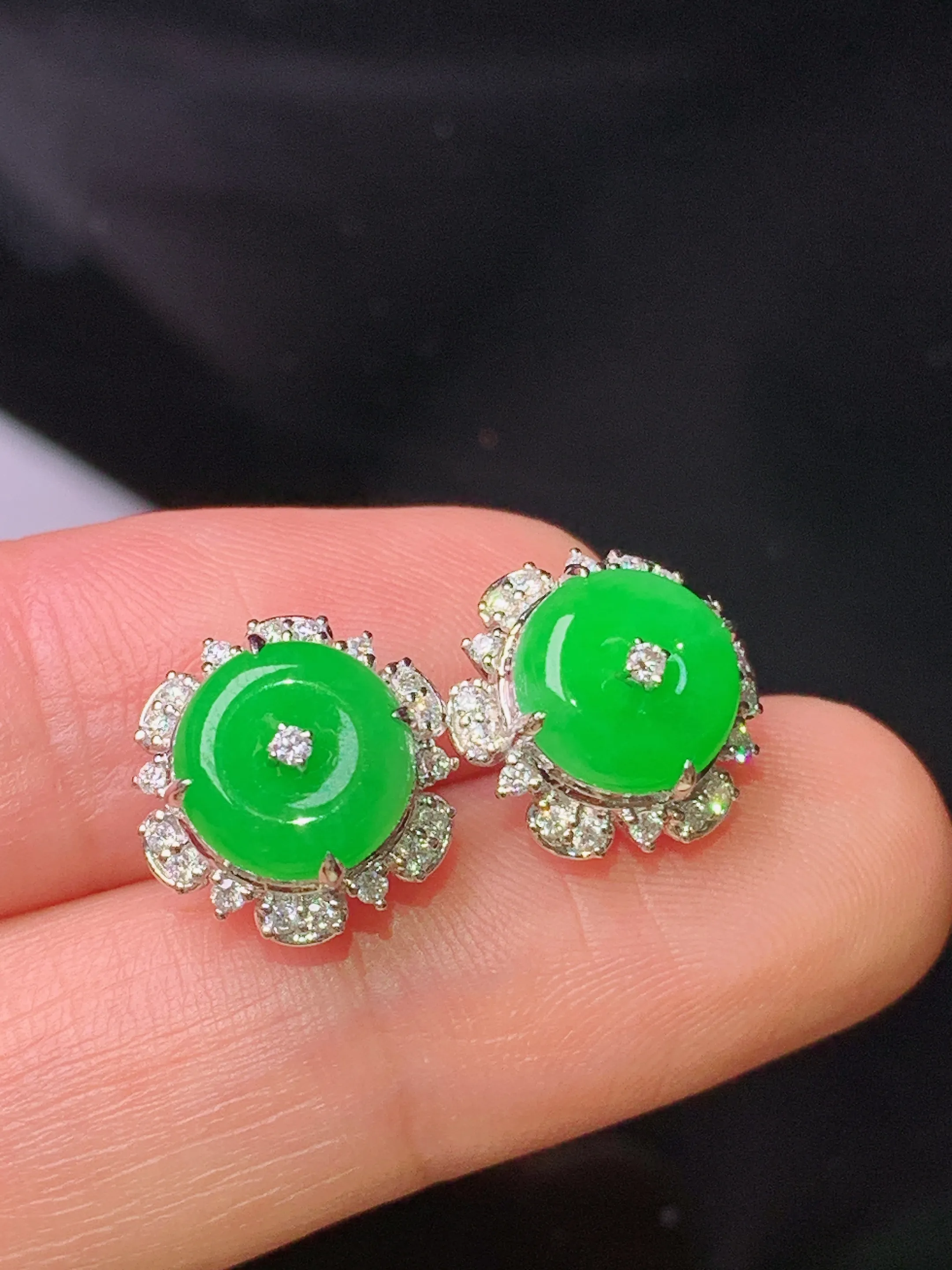 18k金钻镶嵌满绿平安扣耳钉 玉质细腻 色泽清新艳丽 整体尺寸12*7