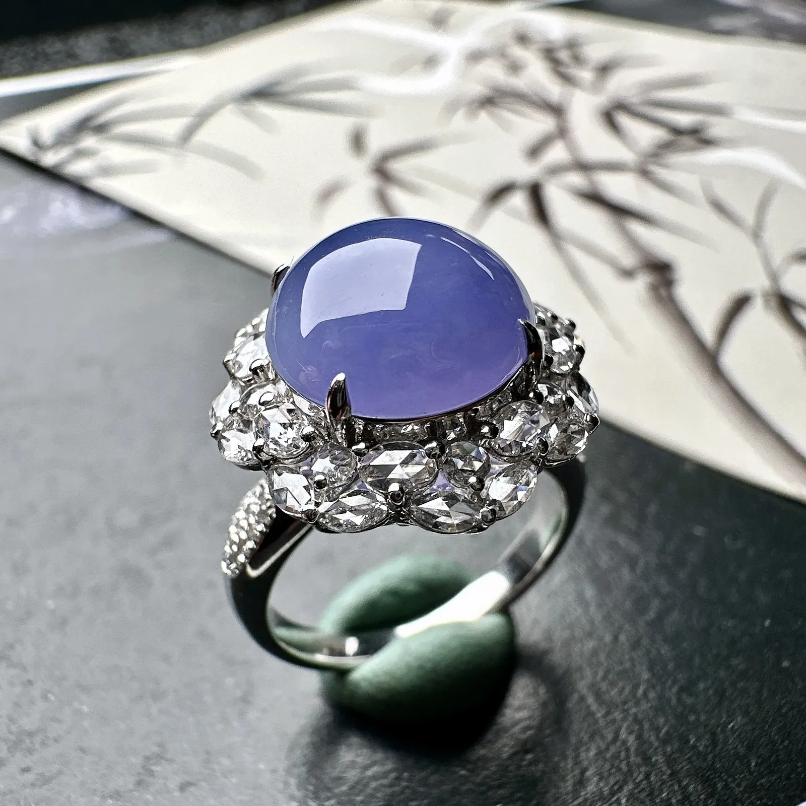 【冰种紫蛋面戒指】饱满度很好，无纹无裂，晶莹剔透，起刚性光泽，可收藏。18k金钻镶嵌，裸石尺寸11.4*10.9*5毫米