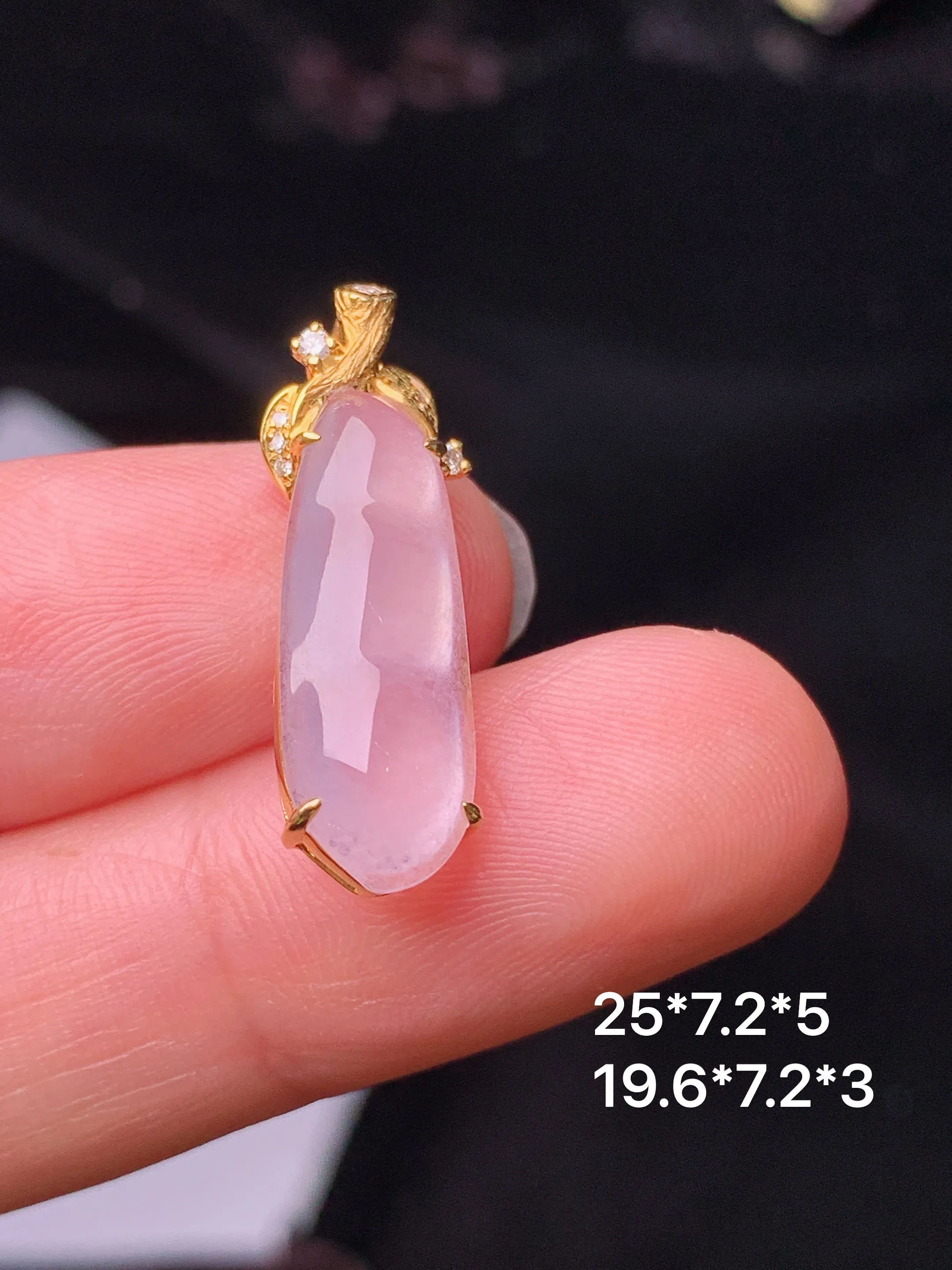 18k金钻镶嵌冰种四季豆吊坠 玉质细腻 色泽清新艳丽  整体尺寸25*7.2*5