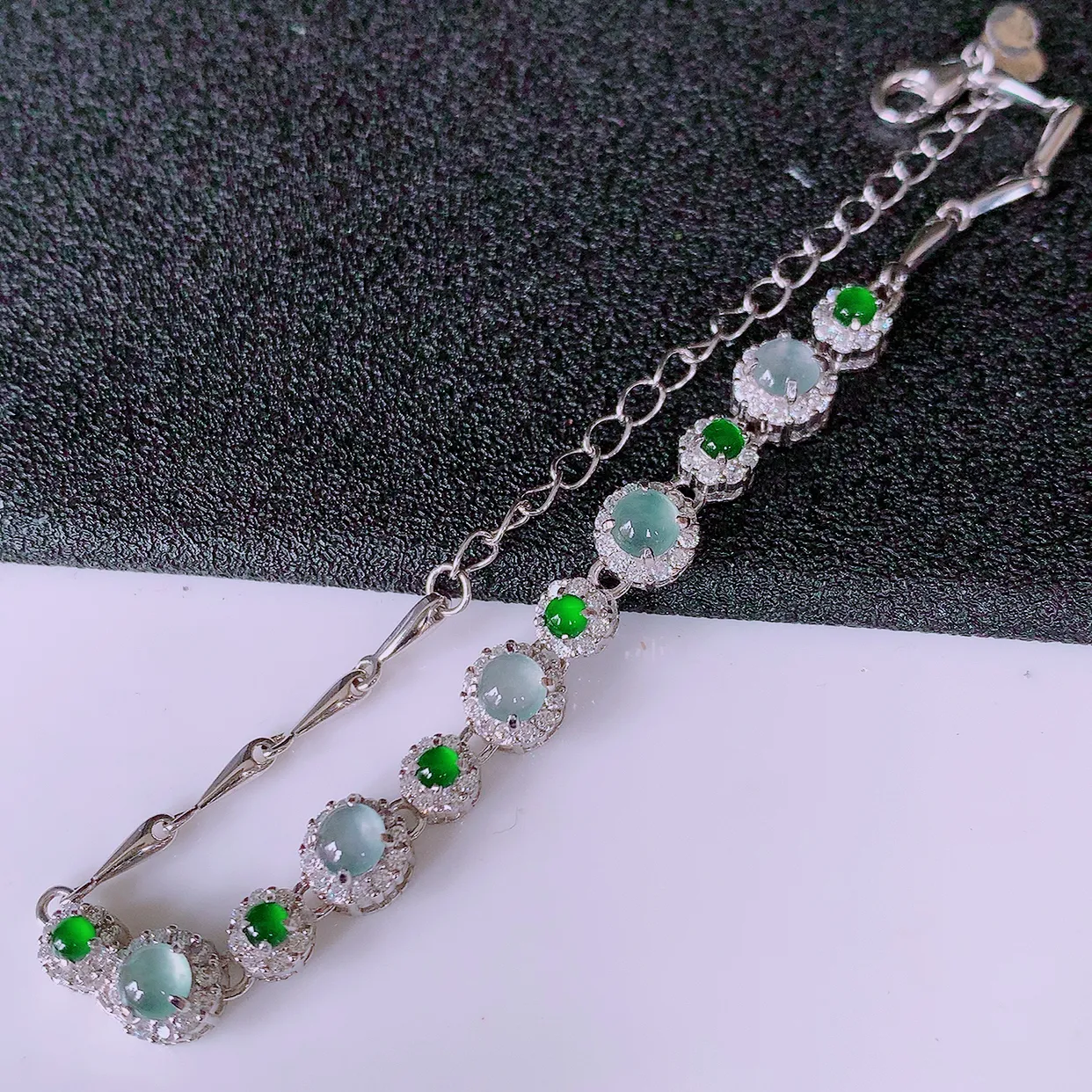 冰透满绿翡翠925银镶嵌手链，自然光实拍，翠色灵动，颜色漂亮，种老水足，品相佳，佩戴佳品！#97.29取一整体6.2*6.2*5.8裸石3.8*3.8