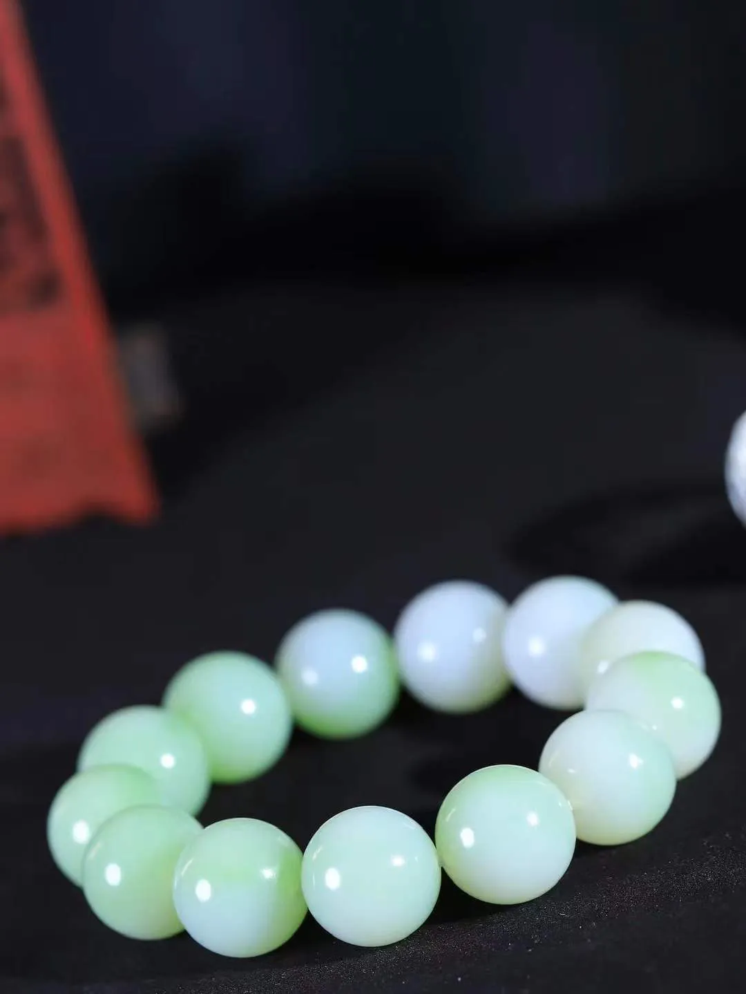 【珠圆玉润.手串】

典藏级臻品️和田玉翠青珠圆玉润手串 玉质温润细腻  整串打磨圆润，佩戴舒适。