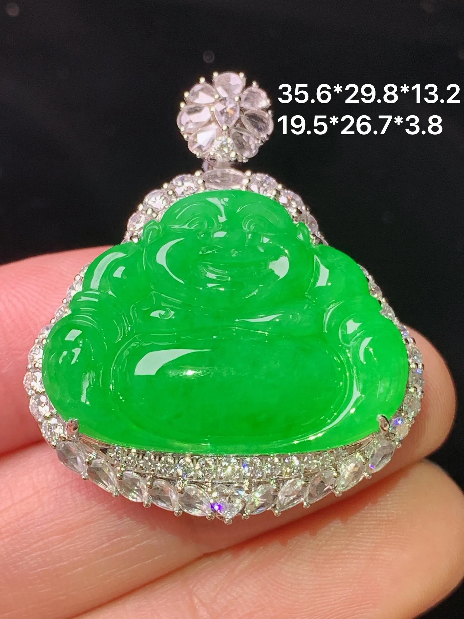18k金钻镶嵌满绿佛公吊坠 玉质细腻 色泽清新艳丽  整体尺寸35.6*29.8*13.2