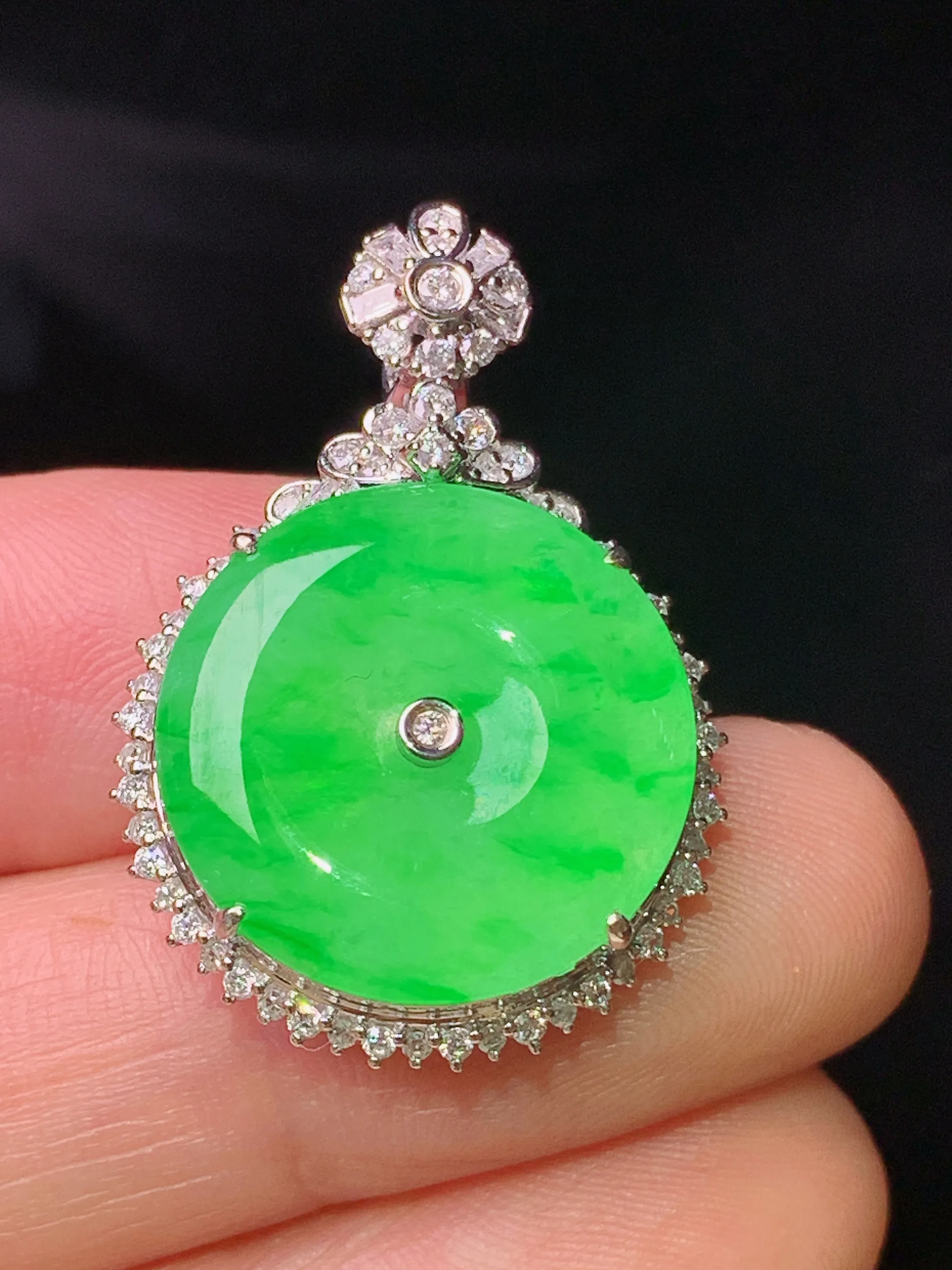 18k金钻镶嵌翠绿平安扣吊坠 玉质细腻 色泽清新艳丽 整体尺寸30.2*21*8