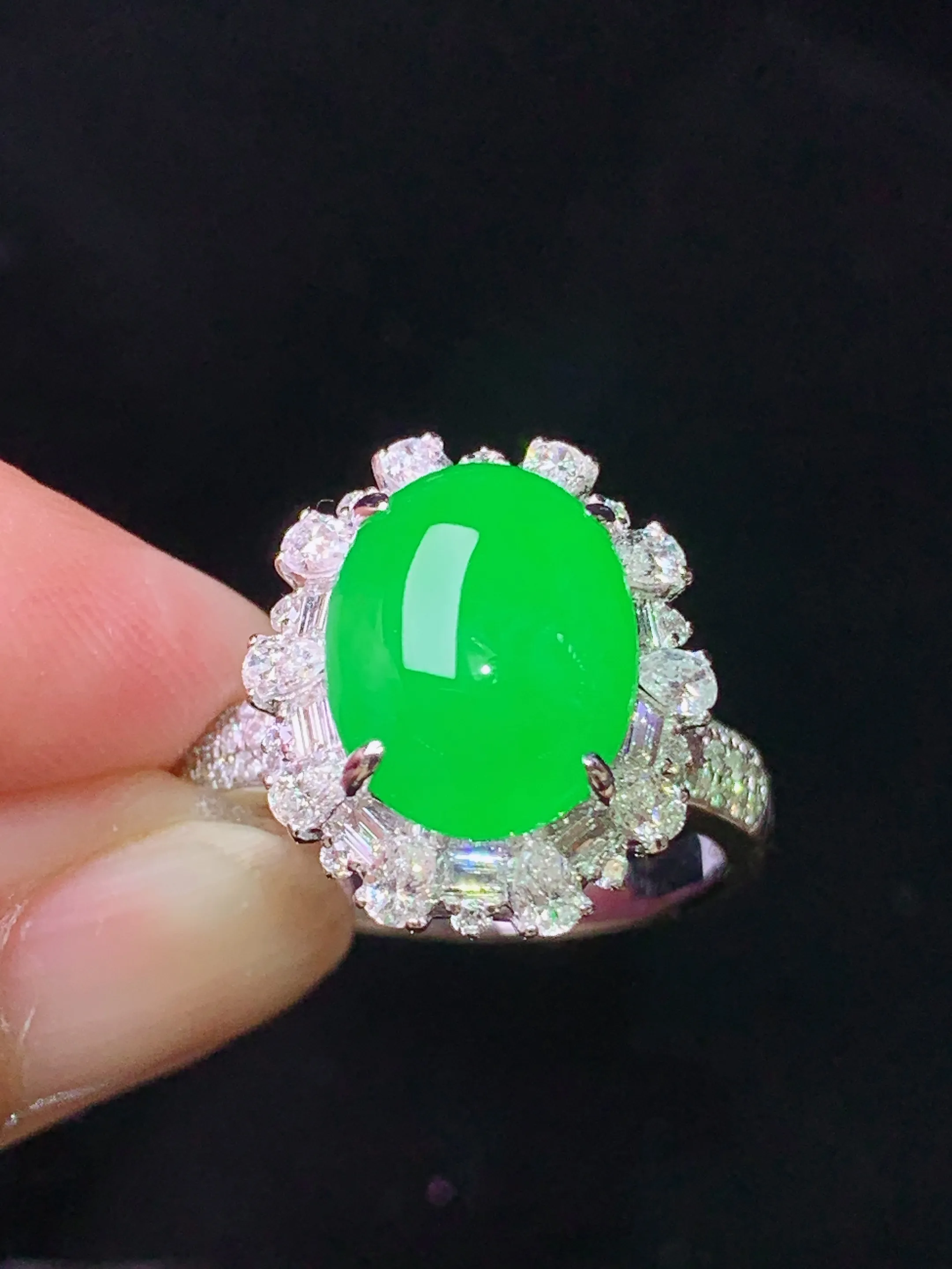 18k金钻镶嵌满绿蛋面戒指 玉质细腻 色泽清新艳丽  圈口15 整体尺寸16*14.2*11.5