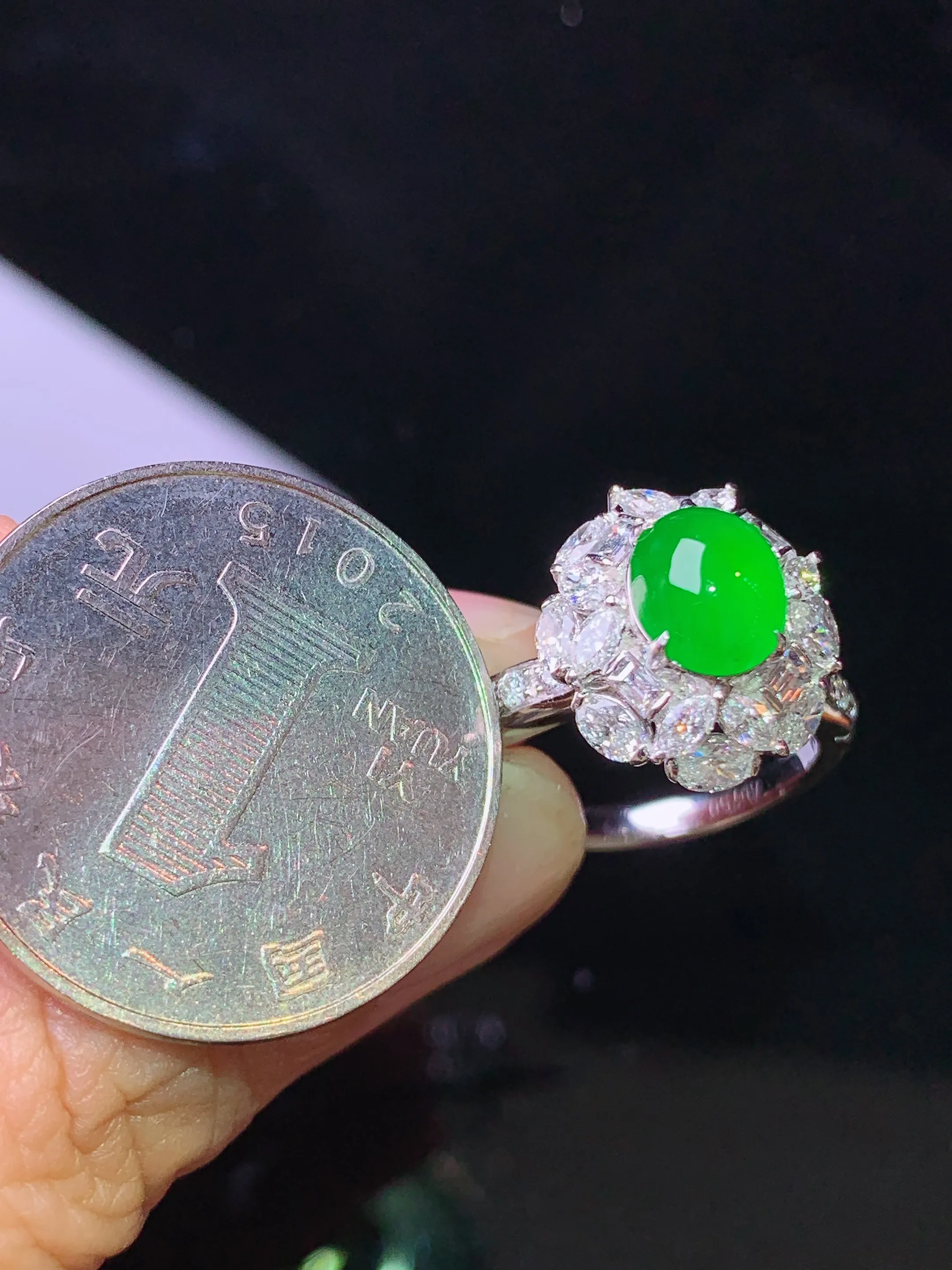 18k金钻镶嵌满绿蛋面戒指 玉质细腻 色泽清新艳丽  圈口13.5 整体尺寸14.2*13.3*11.2