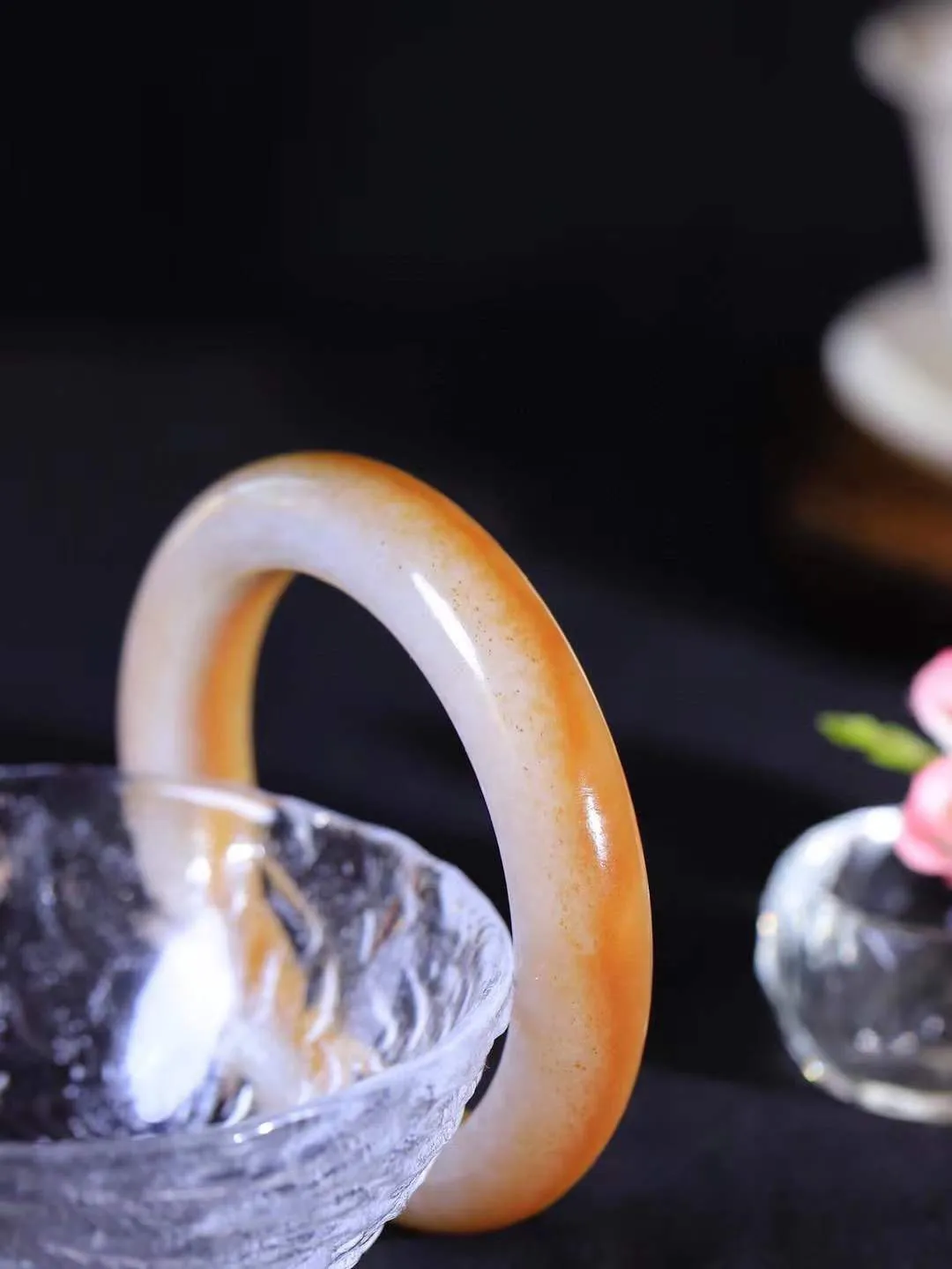 【情有独钟.手镯】

精品和田玉糖白玉手镯 玉质温润细腻 油性十足 手感舒适，高华雅逸，线条流畅，简约大气，美自天成，素雅高贵。佩戴于腕间，婉约之美，举手投足间透出那低调奢华。重64.7克 内径55mm 尺寸12.9-10.2mm   FDA-791142551