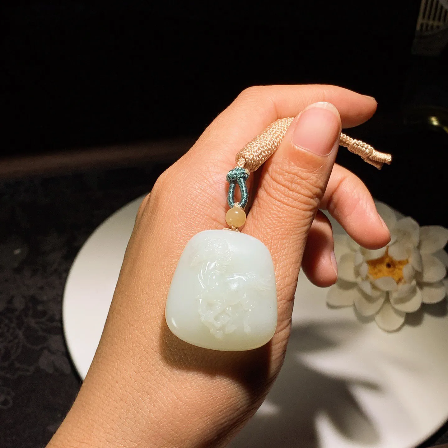 和田玉白玉糖料扭转乾坤牛挂件。尺寸33/31/12重23.6克。玉质细腻油润。手推出油。佩戴高端典雅。lt251201