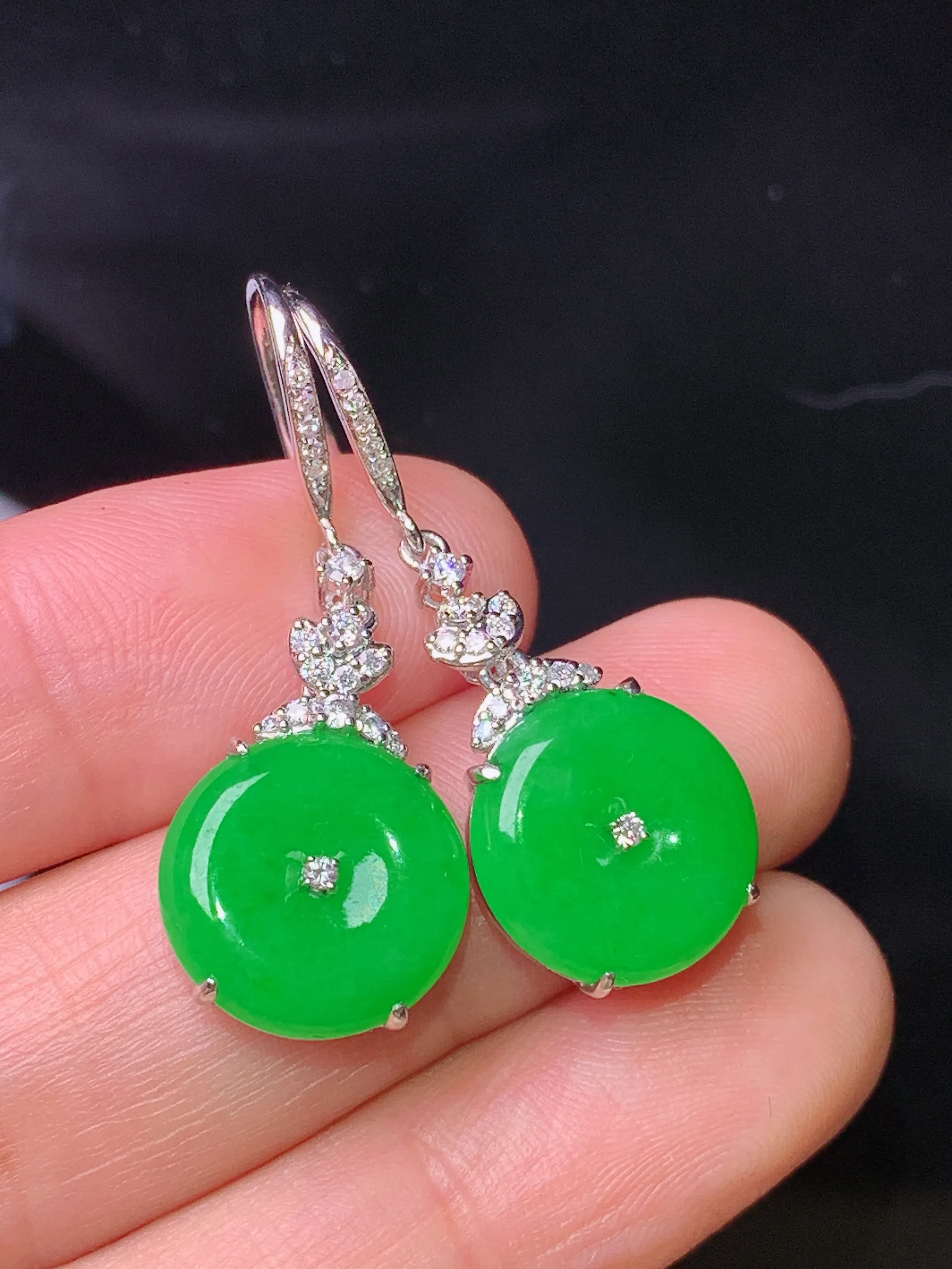 18k金钻镶嵌满绿平安扣耳坠 玉质细腻 色泽清新艳丽 整体尺寸35*12.2*4.6