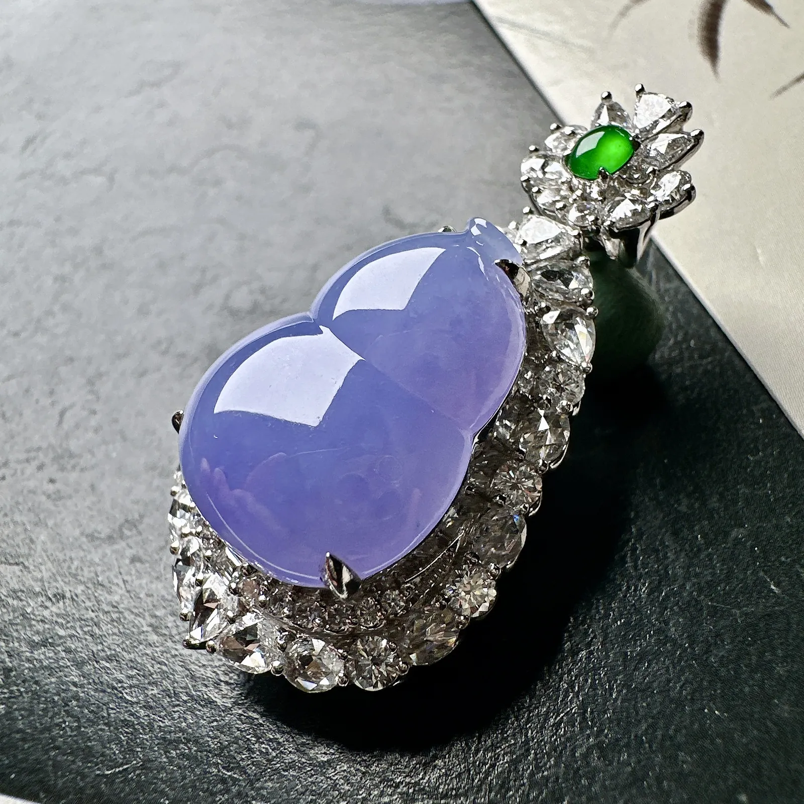 【冰种紫葫芦吊坠】质地细腻，冰透纯净，唯美漂亮，珍藏品质，18K金钻镶嵌，裸石尺寸20.7*16*5.3毫米，佩戴很漂亮。