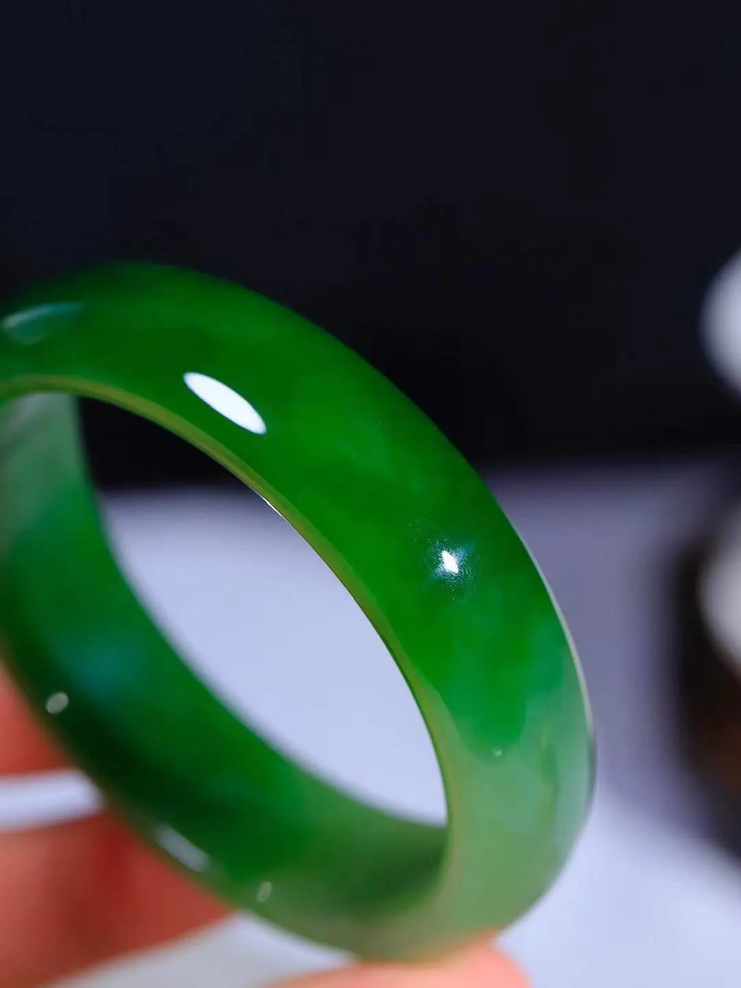 【碧波流转·手镯】

收藏级臻品️和田玉碧玉手镯，玉质细腻温润，手感舒适，️线条流畅，简约大气，美自天成，佩戴于腕间，婉约之美，举手投足间透出那份低调奢华，醉人心扉。
重70.8克 内径圈口59mm尺寸17.3-7.9mm  FDA-131102508