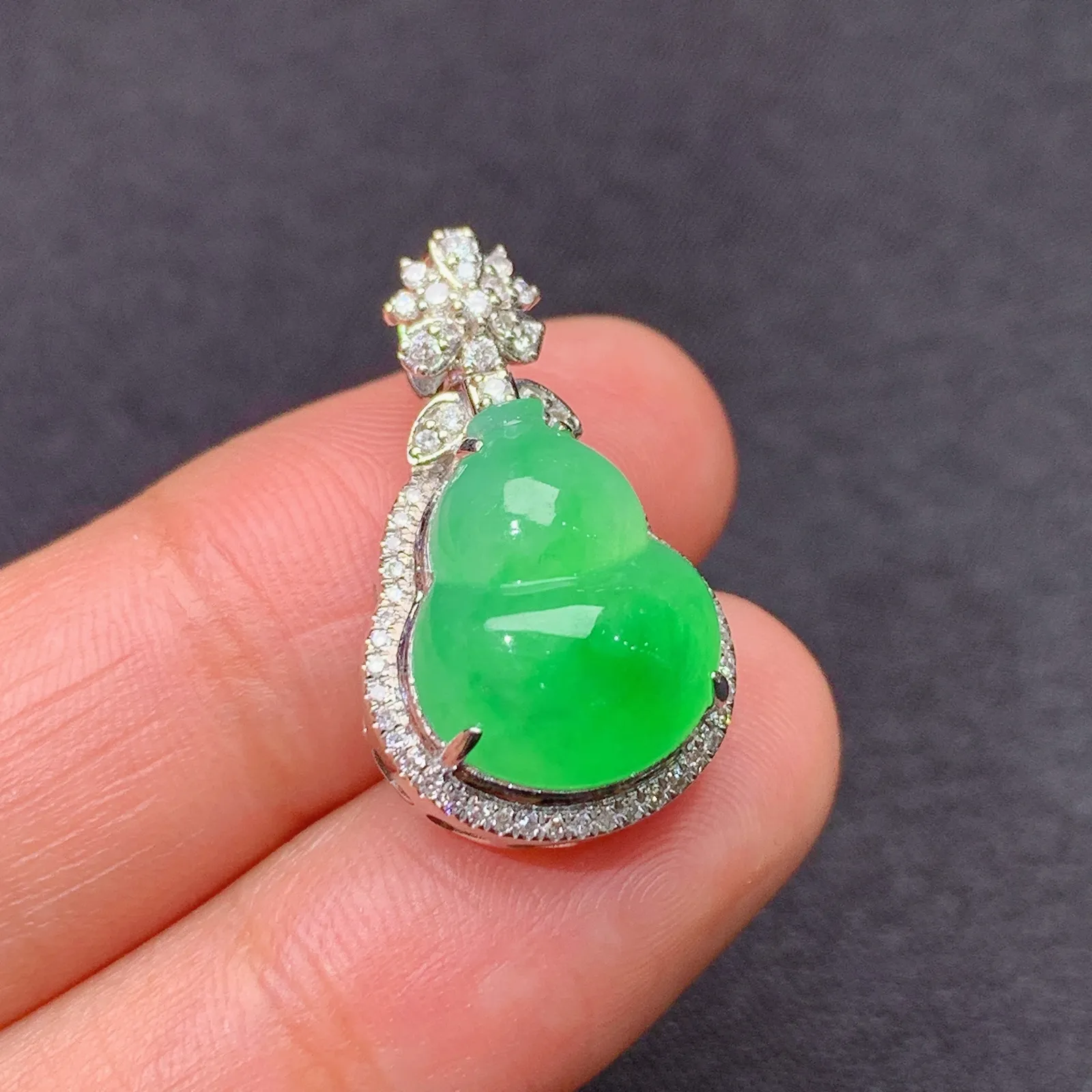 翠绿葫芦吊坠，18k金镶嵌，色泽鲜阳，冰润细腻，种水足，Xj 尺寸22.3*13.3*9.7