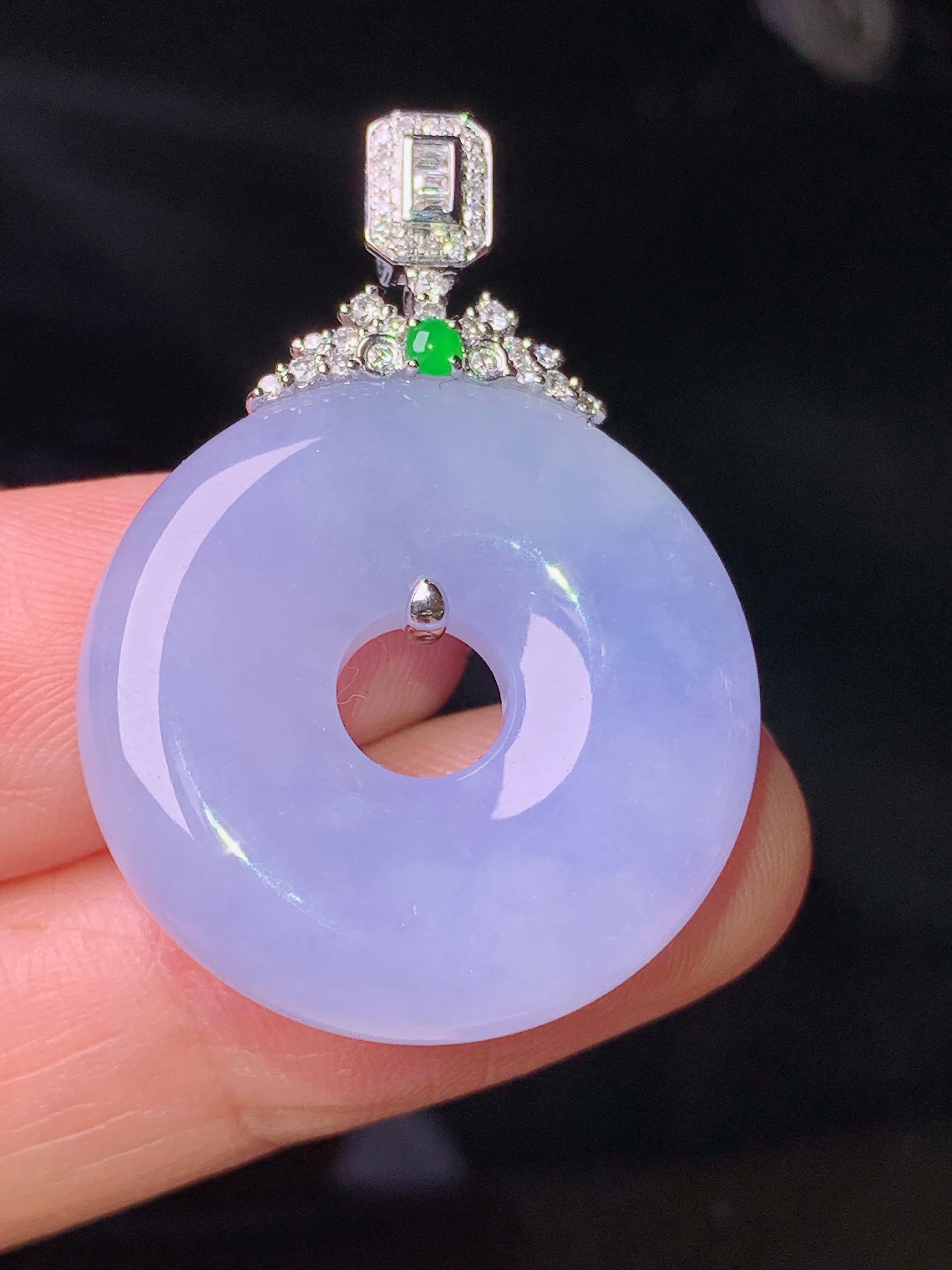 18k金钻镶嵌紫罗兰平安环吊坠 玉质细腻 色泽清新艳丽 整体尺寸35*24.6*6