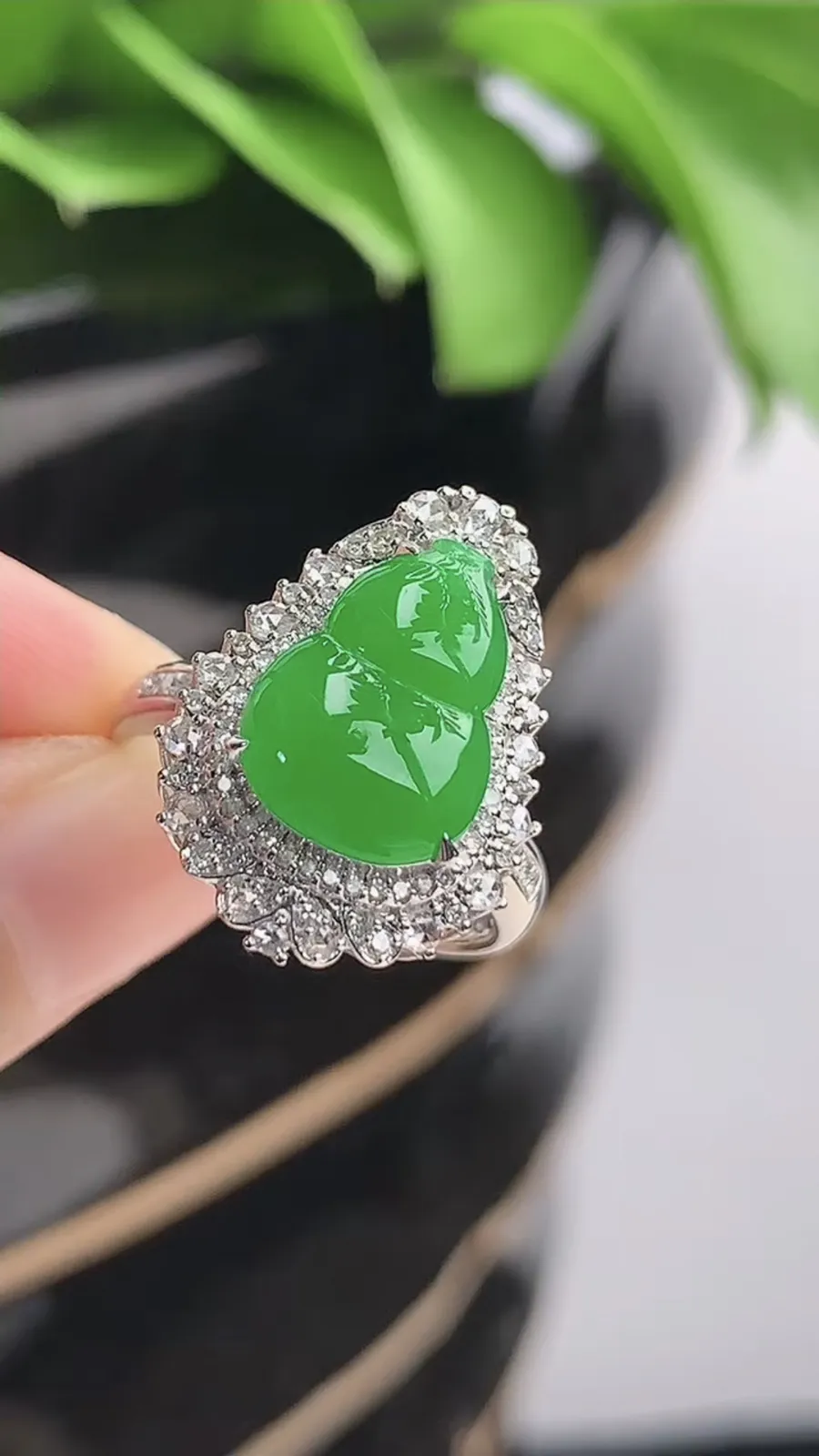 a货翡翠老坑冰种18K金伴钻镶嵌阳绿葫芦戒指吊坠两用款 圈口17.4裸石尺寸12×9mm 重量5.6