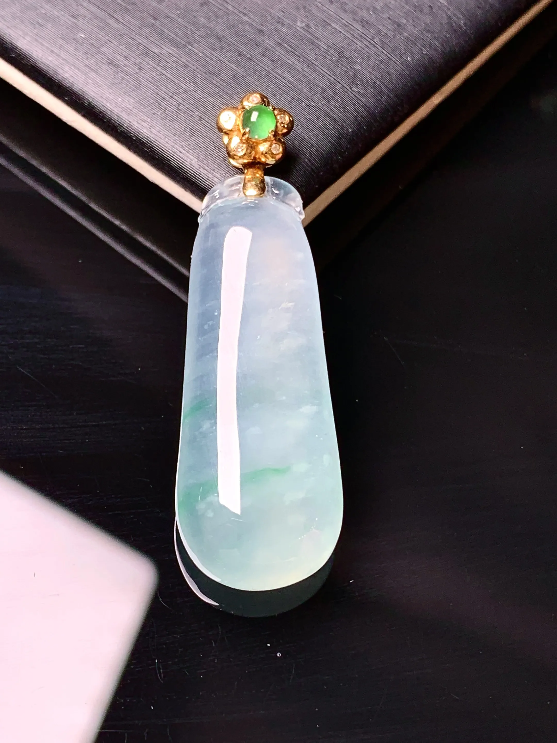 18k金钻镶嵌冰种福瓜吊坠 玉质细腻 色泽清新艳丽 整体尺寸37*12*6