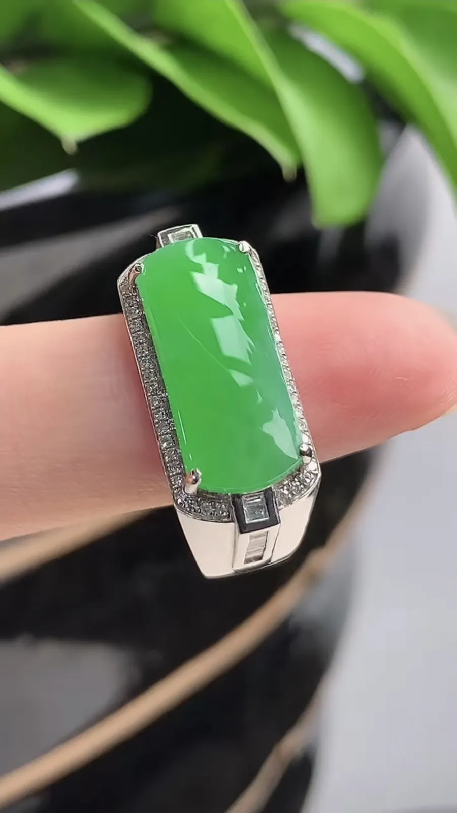 a货翡翠老坑冰种18K金伴钻镶嵌阳绿马鞍戒指 圈口20裸石尺寸17.7×7.3mm 重量6.50g 1201