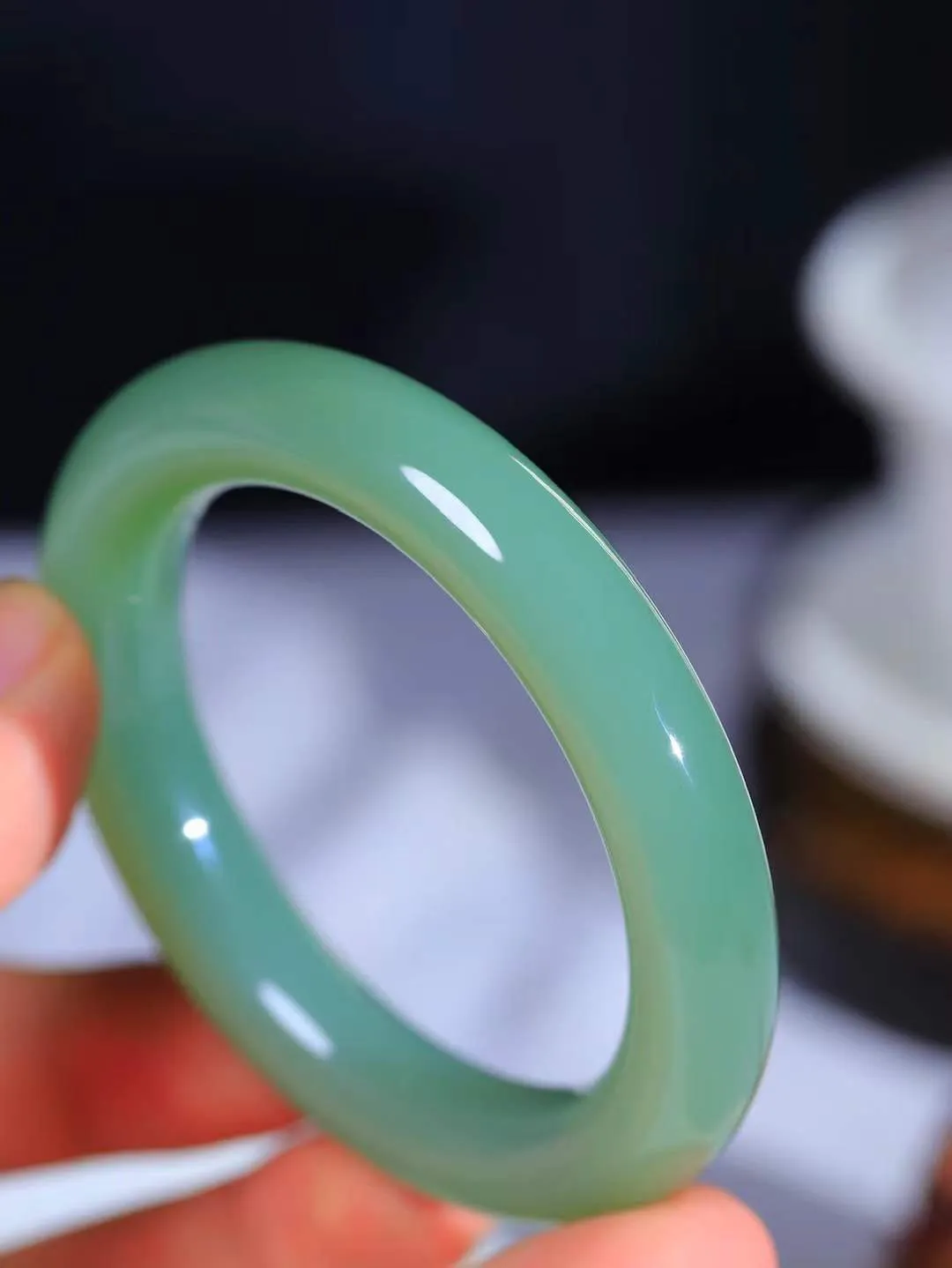 【悠悠芳华.镯】

典藏级臻品和田玉碧玉手镯 玉质温润 青葱岁月，尽收腕中，婉转流畅，凝岁月悠长。盈一眸恬淡，挽一抹绿意。重57克 内径52mm尺寸11.5-10.4mm   86120255A