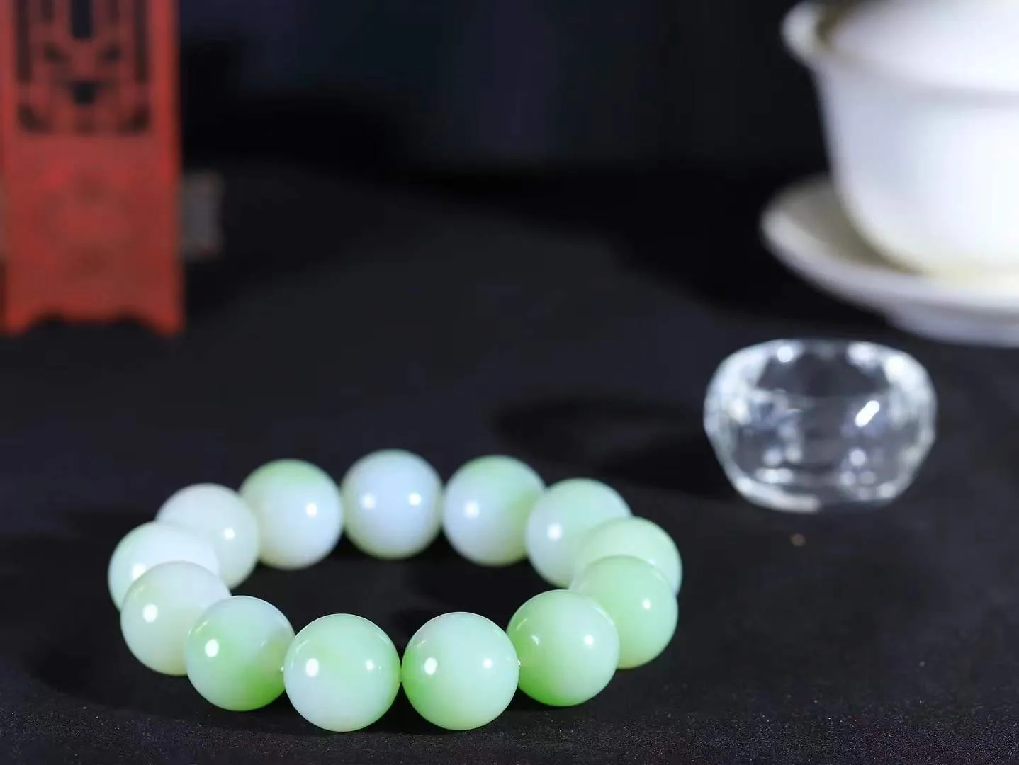 【珠圆玉润.手串】

典藏级臻品️和田玉翠青珠圆玉润手串 玉质温润细腻  整串打磨圆润，佩戴舒适。