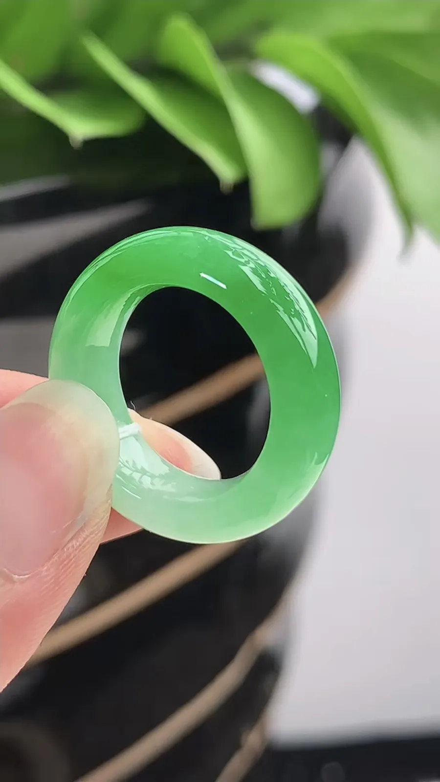 a货翡翠老坑冰种飘绿素面戒指 尺寸16.7×6.6×4.4mm 重量5.60g 1202