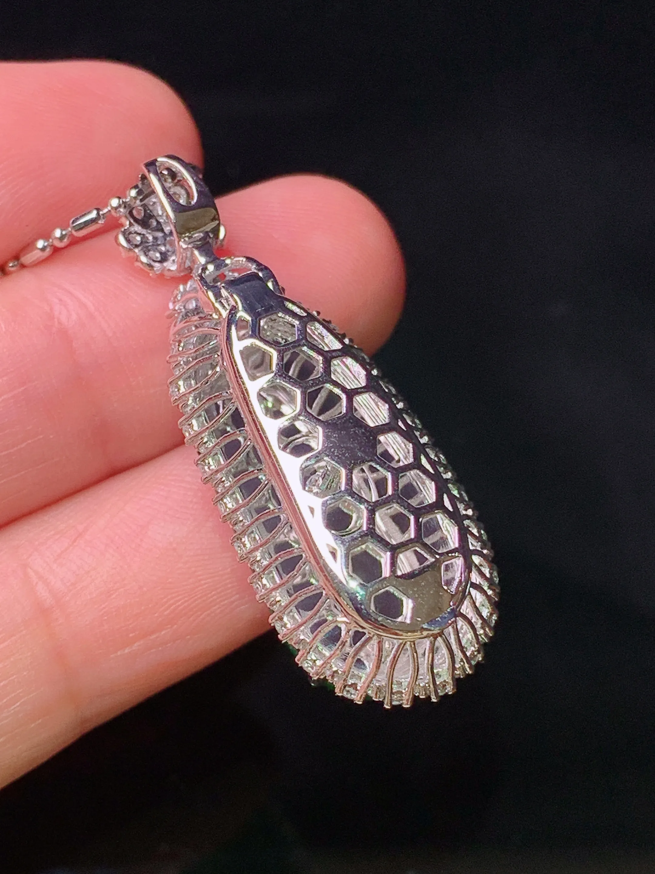 18k金钻镶嵌满绿四季豆吊坠 玉质细腻 色泽清新艳丽 整体尺寸36.5*14.2*11.8