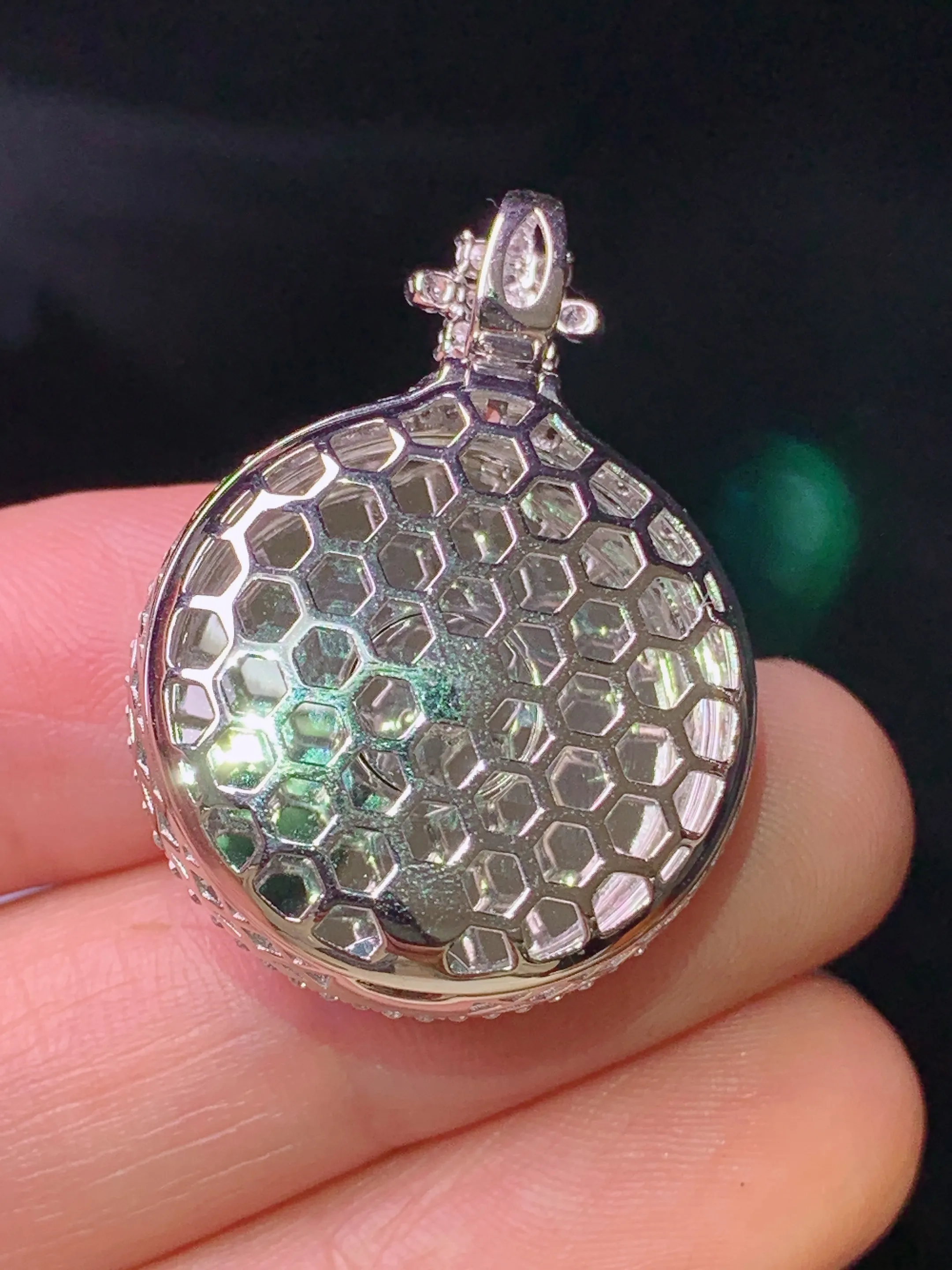 18k金钻镶嵌满绿平安扣吊坠 玉质细腻 色泽清新艳丽 整体尺寸31*22.6*10