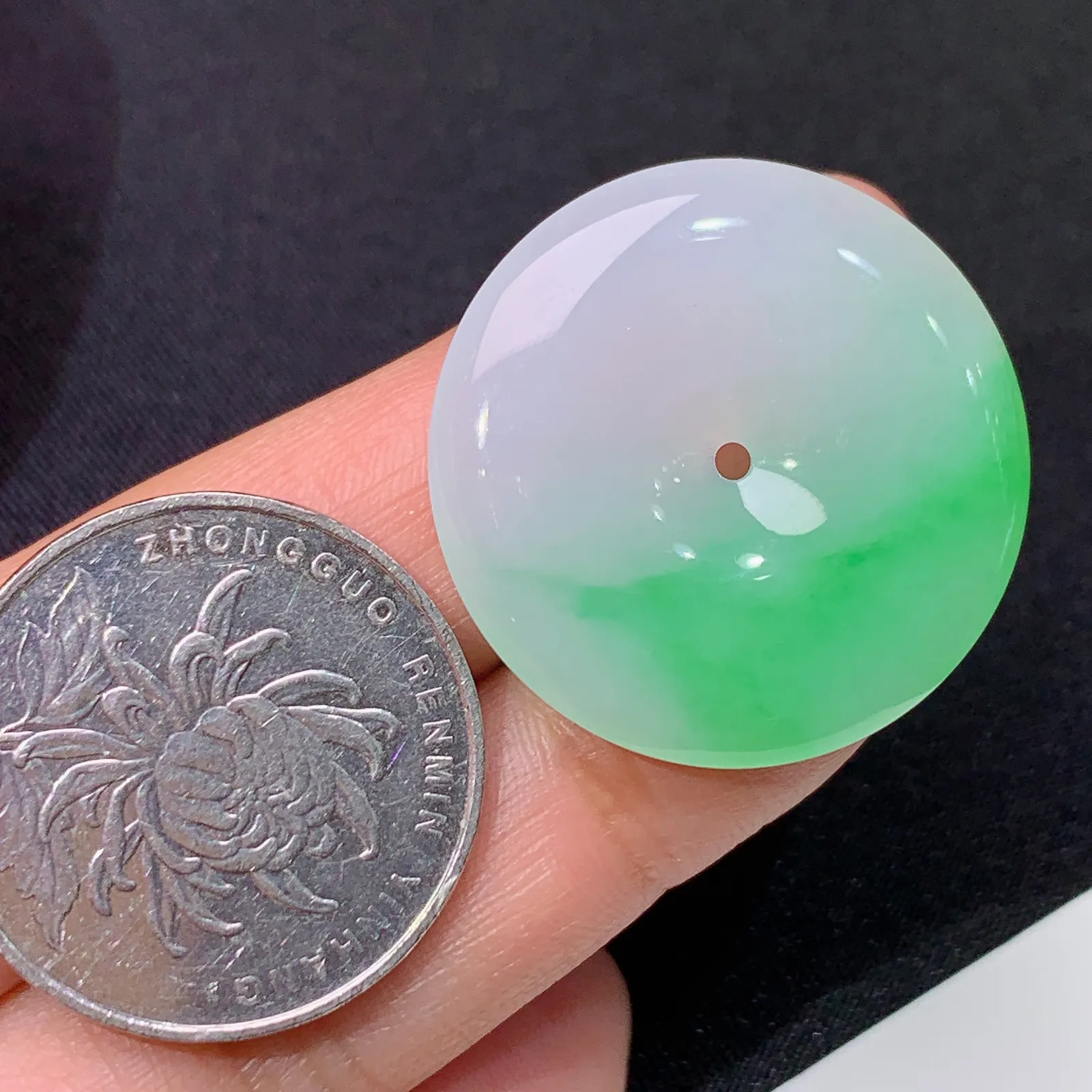 飘绿平安扣，冰润色阳，玉质细腻，种水足尺寸28.1*4.6