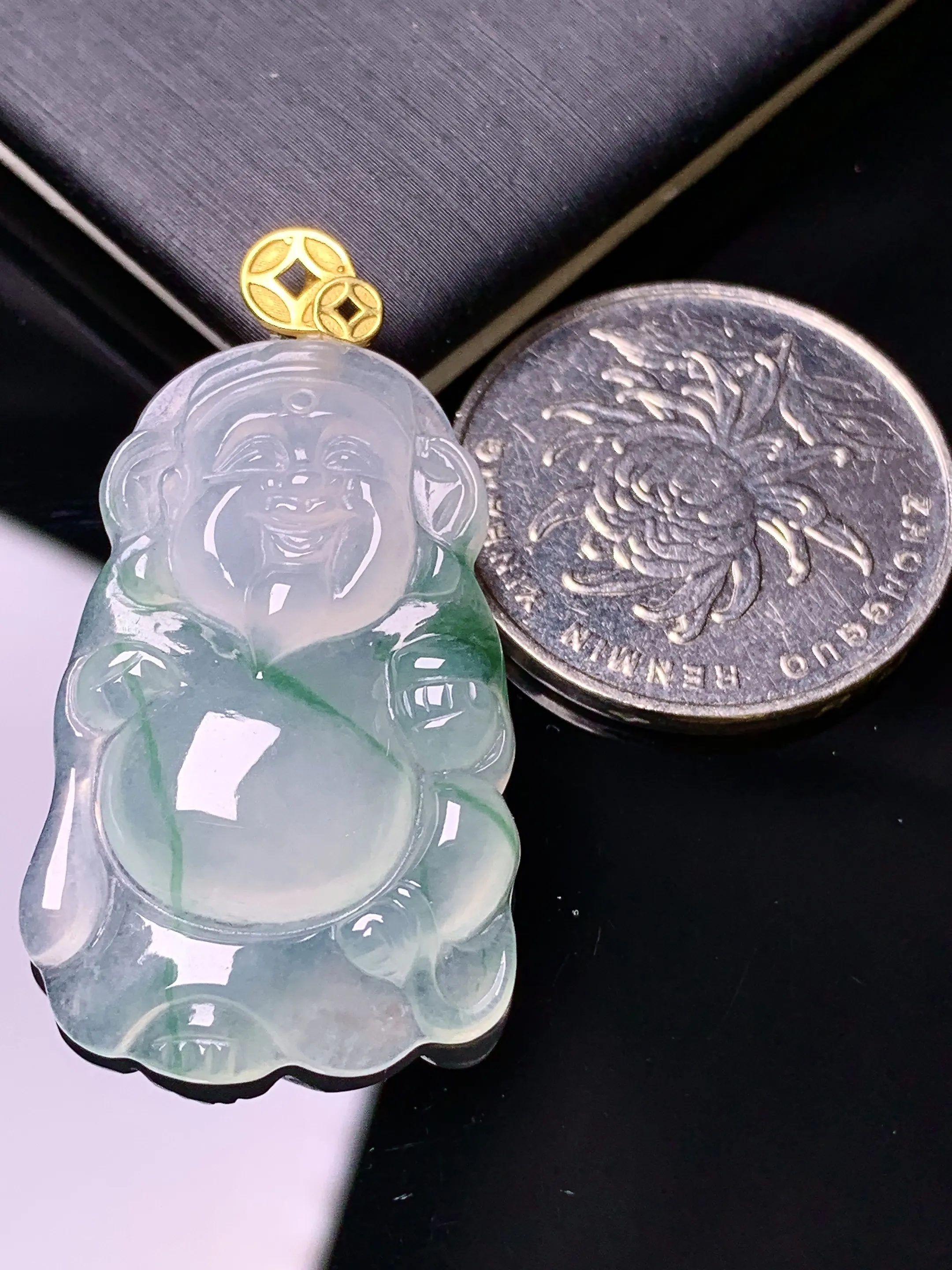 18k金镶嵌飘绿财神吊坠 玉质细腻 色泽清新艳丽  整体尺寸38.5*21.5*4.7