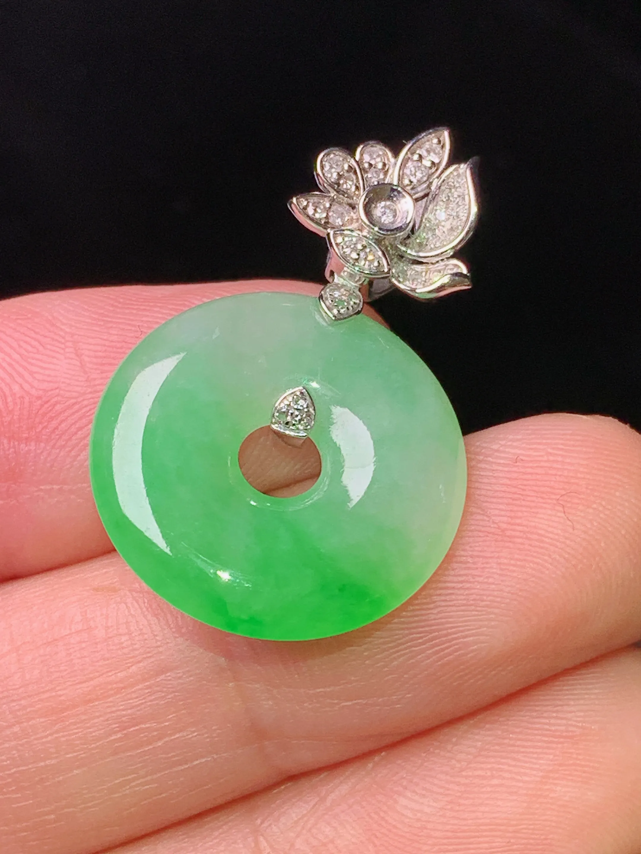 18k金钻镶嵌翠绿平安环吊坠 玉质细腻 色泽清新艳丽  整体尺寸28.6*18.5*3.6