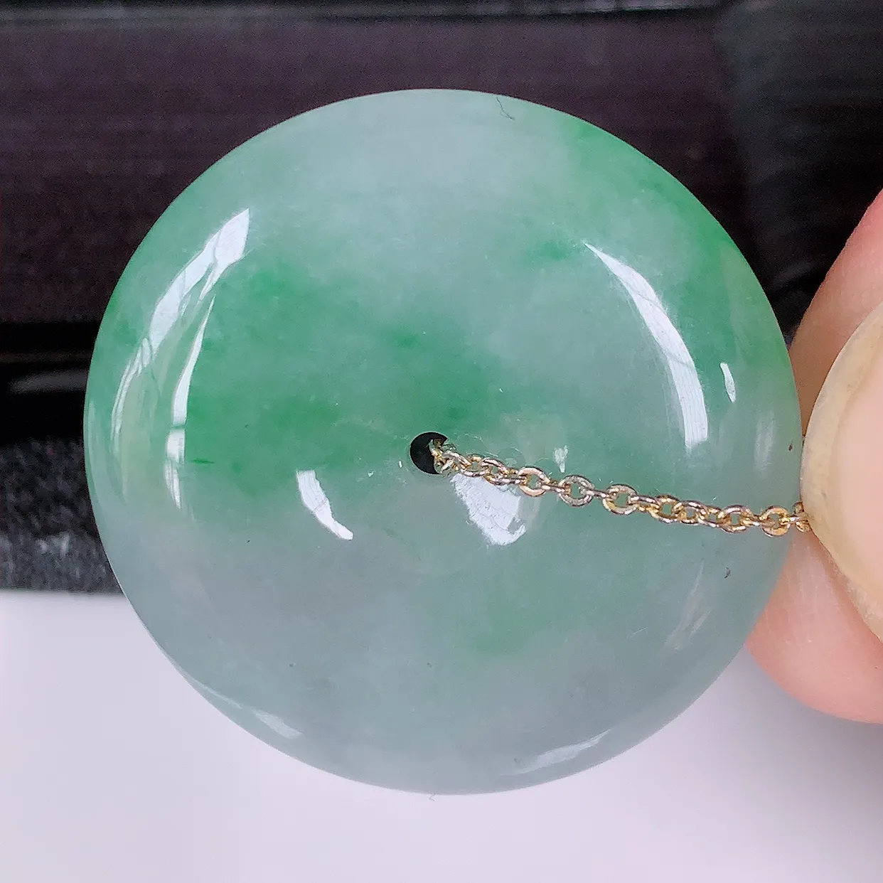 自然光实拍，冰飘绿翡翠平安扣吊坠，玉扣，平安是福；很美的料子，平安扣佩戴优雅迷人！#57.29