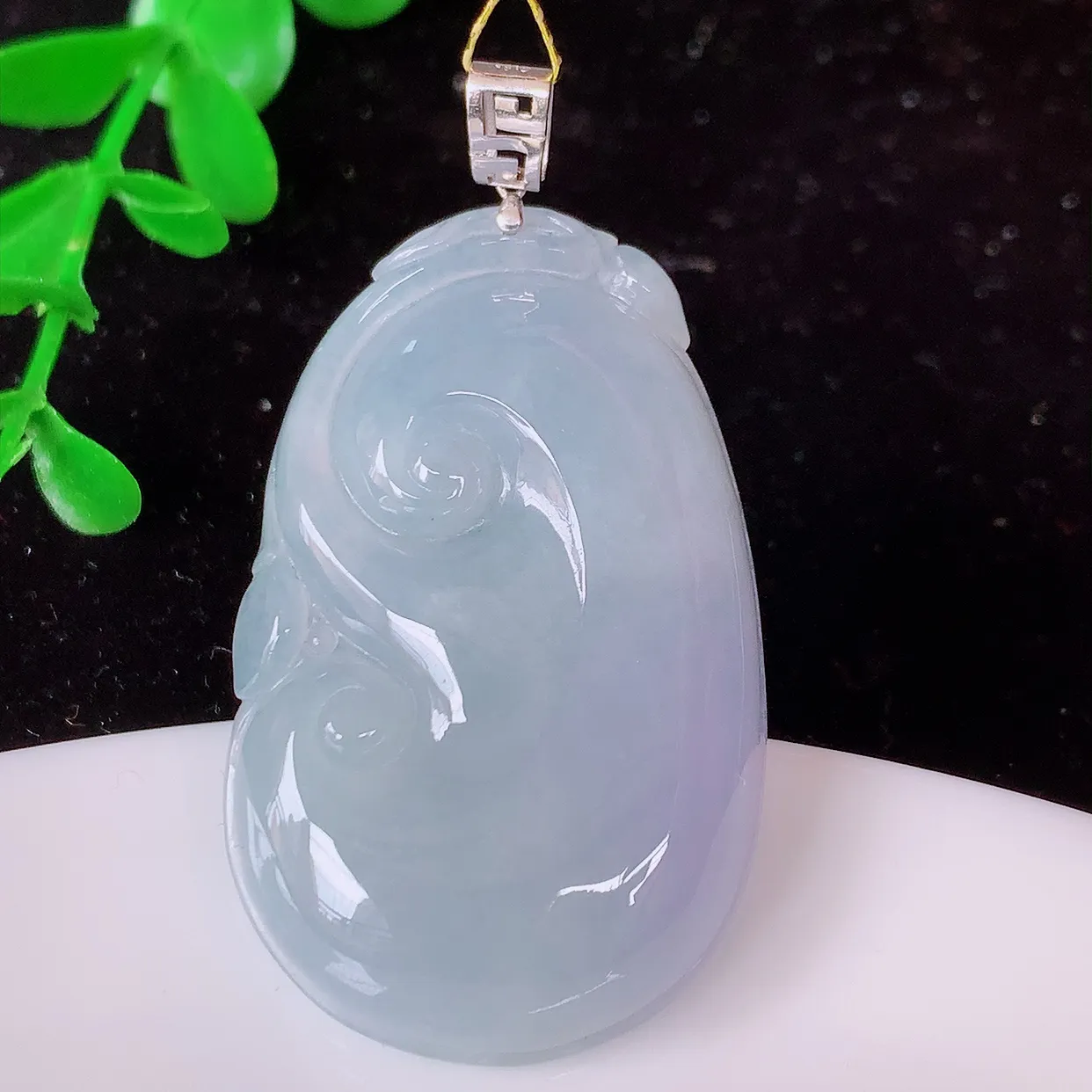 自然光实拍，18k金镶嵌冰紫罗兰翡翠如意吊坠，寓意顺心如意，事事如意，吉祥如意，细腻饱满，色泽鲜艳，称心如意佩戴优雅时尚！#35.29整体47.5裸石40.5*25*6.2