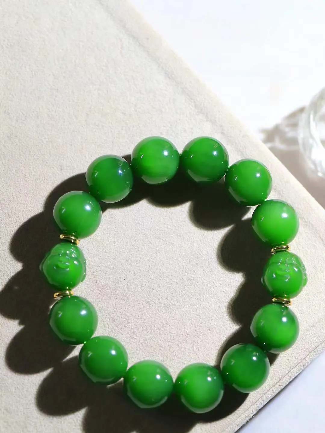 【珠圆玉润.手串】

收藏级臻品️和田玉碧玉猫眼珠圆玉润手串 玉质温润细腻  整串打磨圆润，佩戴舒适。珠珠落玉盘，间关莺语花底滑，一生美好时光，无论身在何处，都有它相伴相守。事事顺遂，幸福美满，吉祥如意。重89克 尺寸取一16mm  FDA-22120233