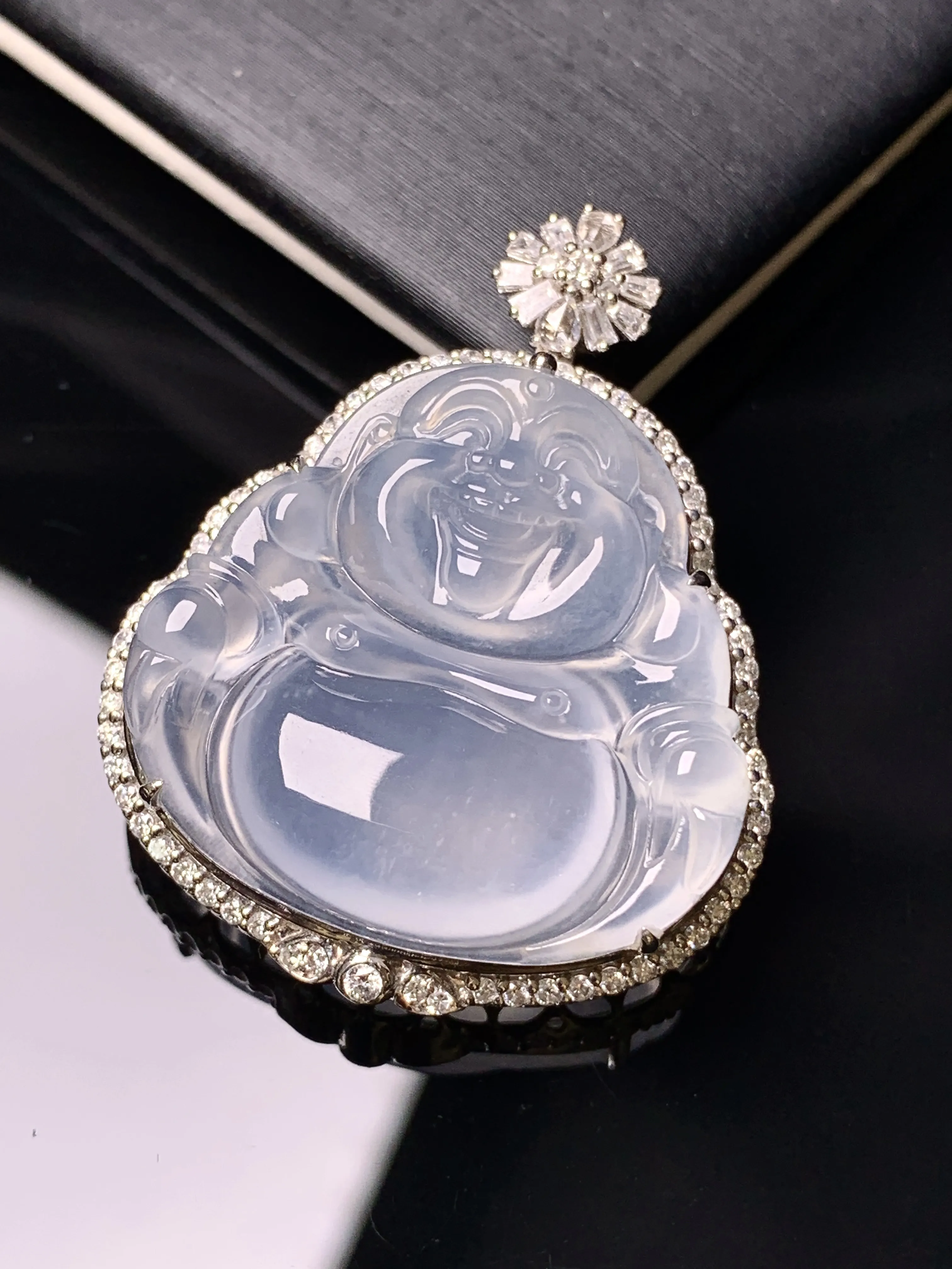 18k金钻镶嵌冰种佛公吊坠 玉质细腻 色泽清新艳丽  整体尺寸35*28.3*10