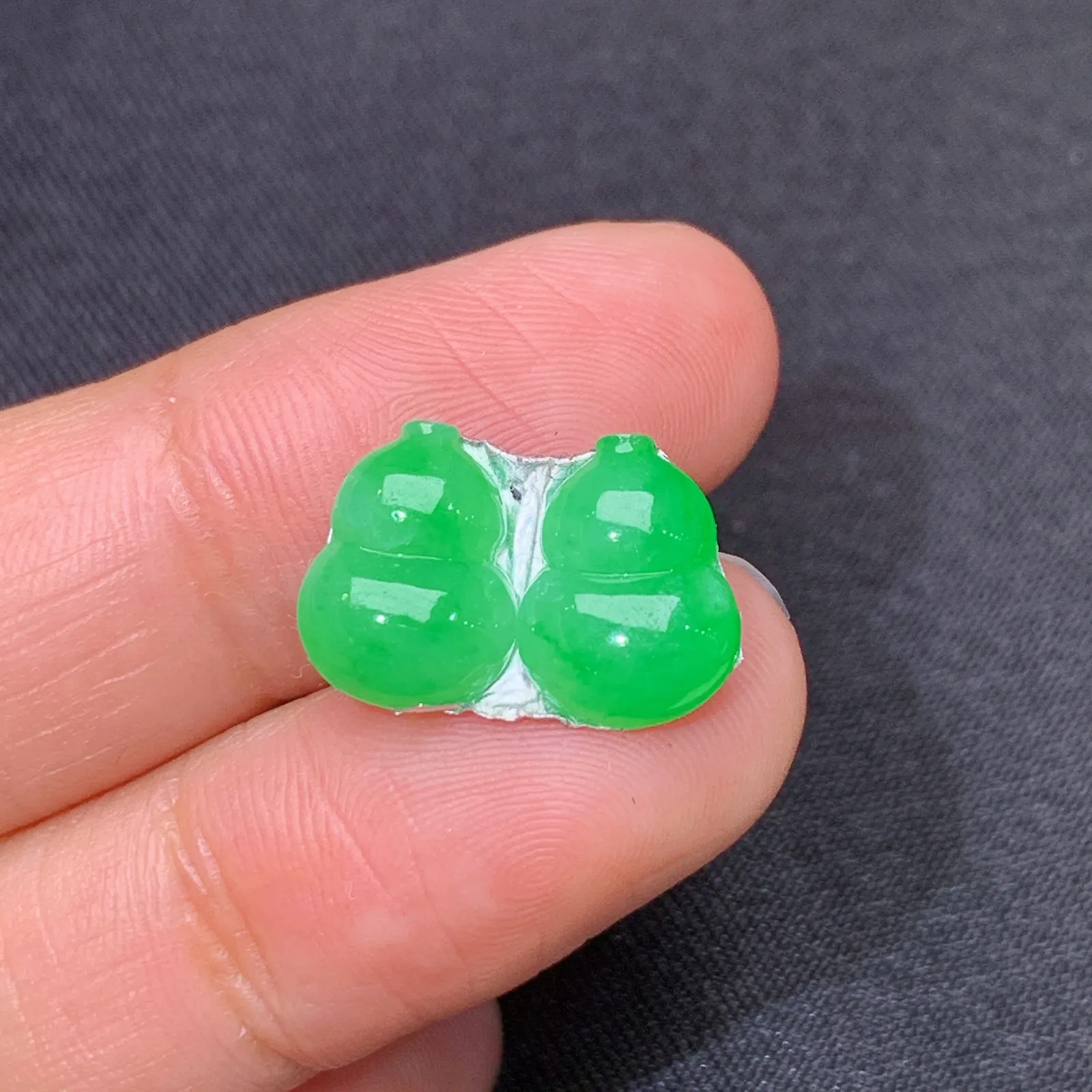 翠绿葫芦一对，镶嵌佳品，冰润色阳，种水足 尺寸10.3*7.5*2.6