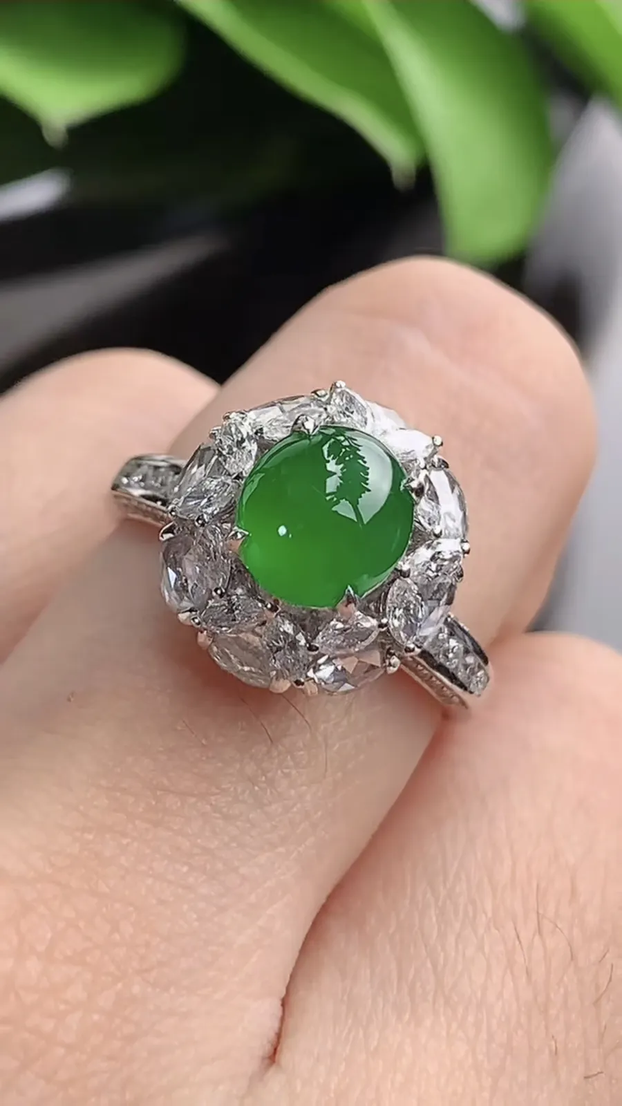 a货翡翠老坑冰种18K金伴钻镶嵌阳绿蛋面戒指 圈口17.5裸石尺寸7.2×6.6mm 重量5.50g 1201