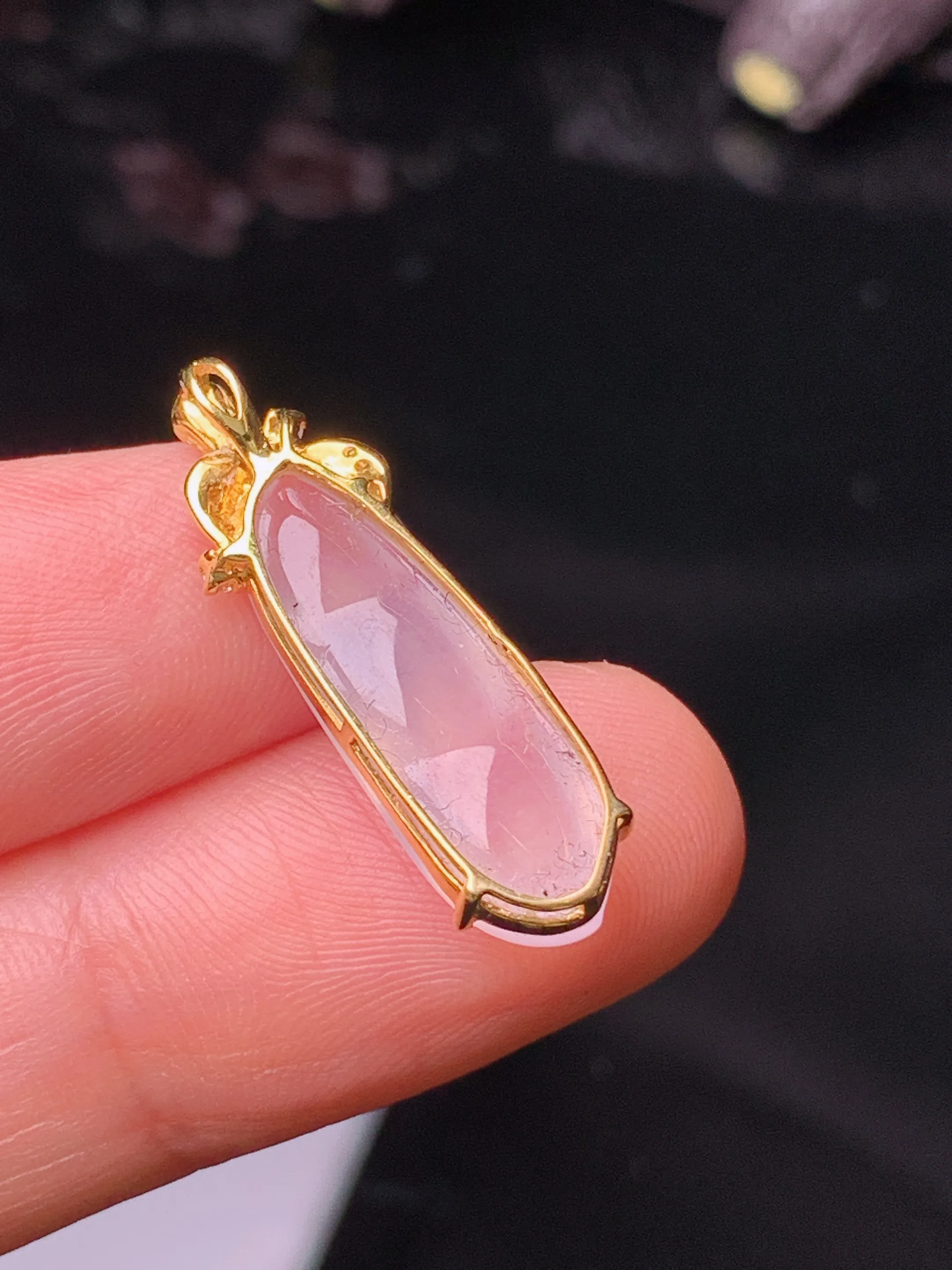 18k金钻镶嵌冰种四季豆吊坠 玉质细腻 色泽清新艳丽  整体尺寸25*7.2*5