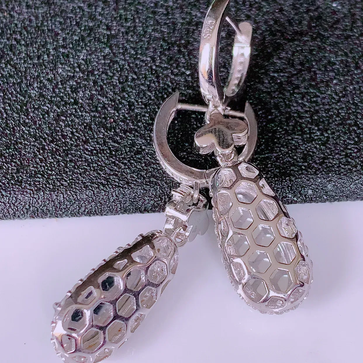 冰透满绿翡翠925银镶嵌福豆耳坠，自然光实拍，翠色灵动，颜色漂亮，种老水足，品相佳，佩戴佳品！#97.29整体37.8*10-6.5裸石14-6.6