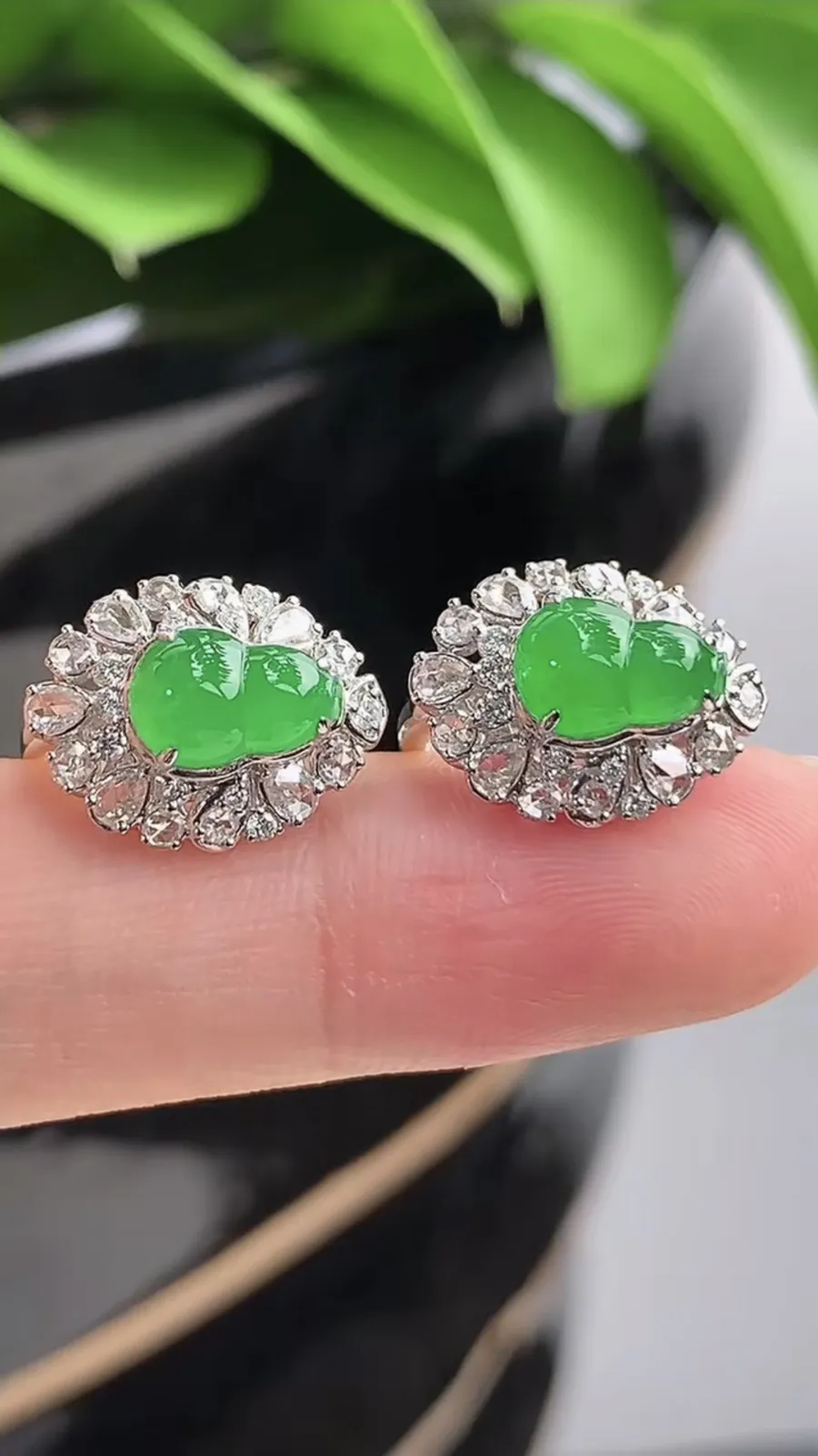 a货翡翠老坑冰种18K金伴钻镶嵌阳绿葫芦耳坠 尺寸7.5×5.5mm 重量4.05g 1201