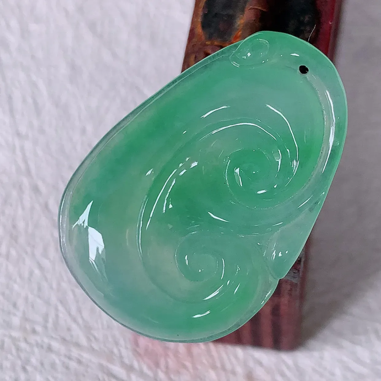 自然光实拍，冰种飘绿如意吊坠，翡翠如意，上身效果非常美，饱满大气，工艺美，万事如意，如意一生 #57.29