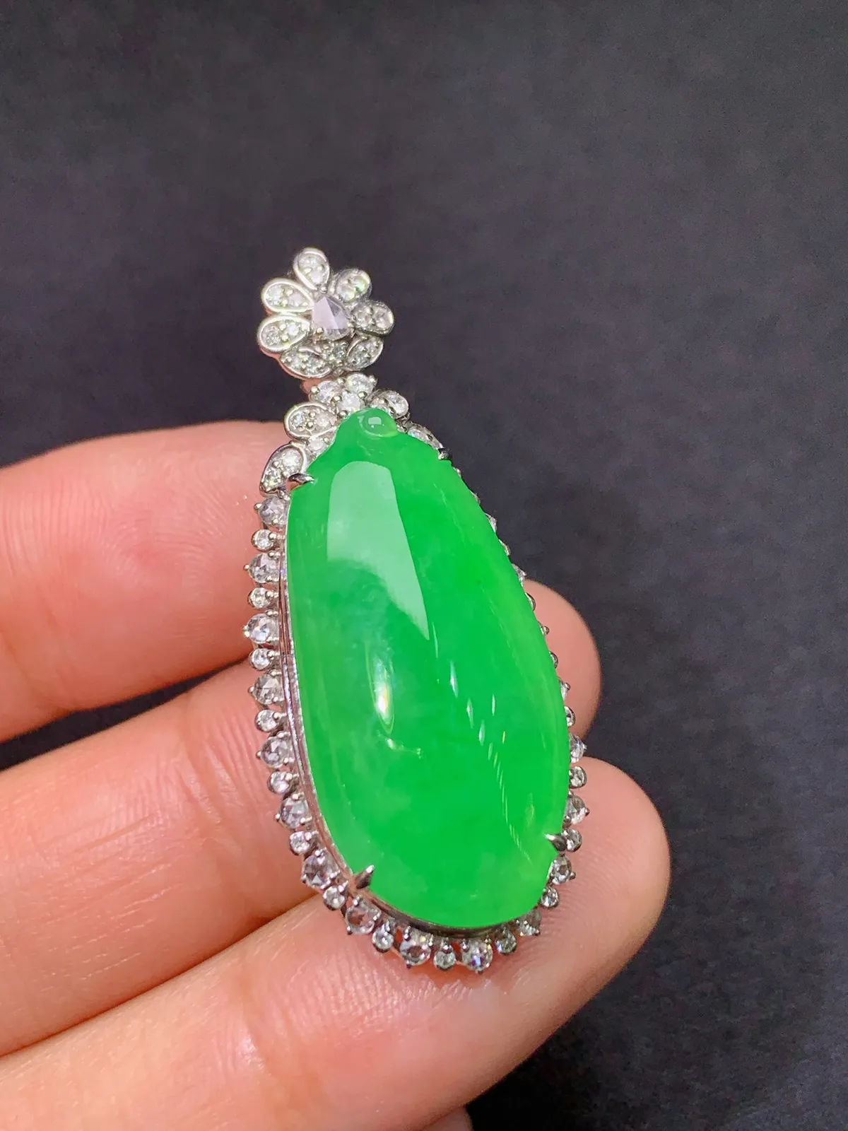 阳绿福瓜吊坠，18k金镶嵌，色泽鲜阳，冰润细腻，种水足， 尺寸38.7*16.7*12.2