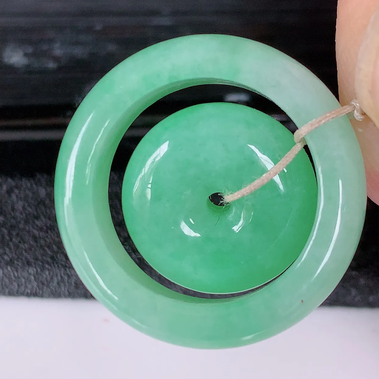 自然光实拍，冰润满绿翡翠平安母子扣吊坠，玉扣，平安是福；很美的料子，平安扣佩戴优雅迷人！#57.29