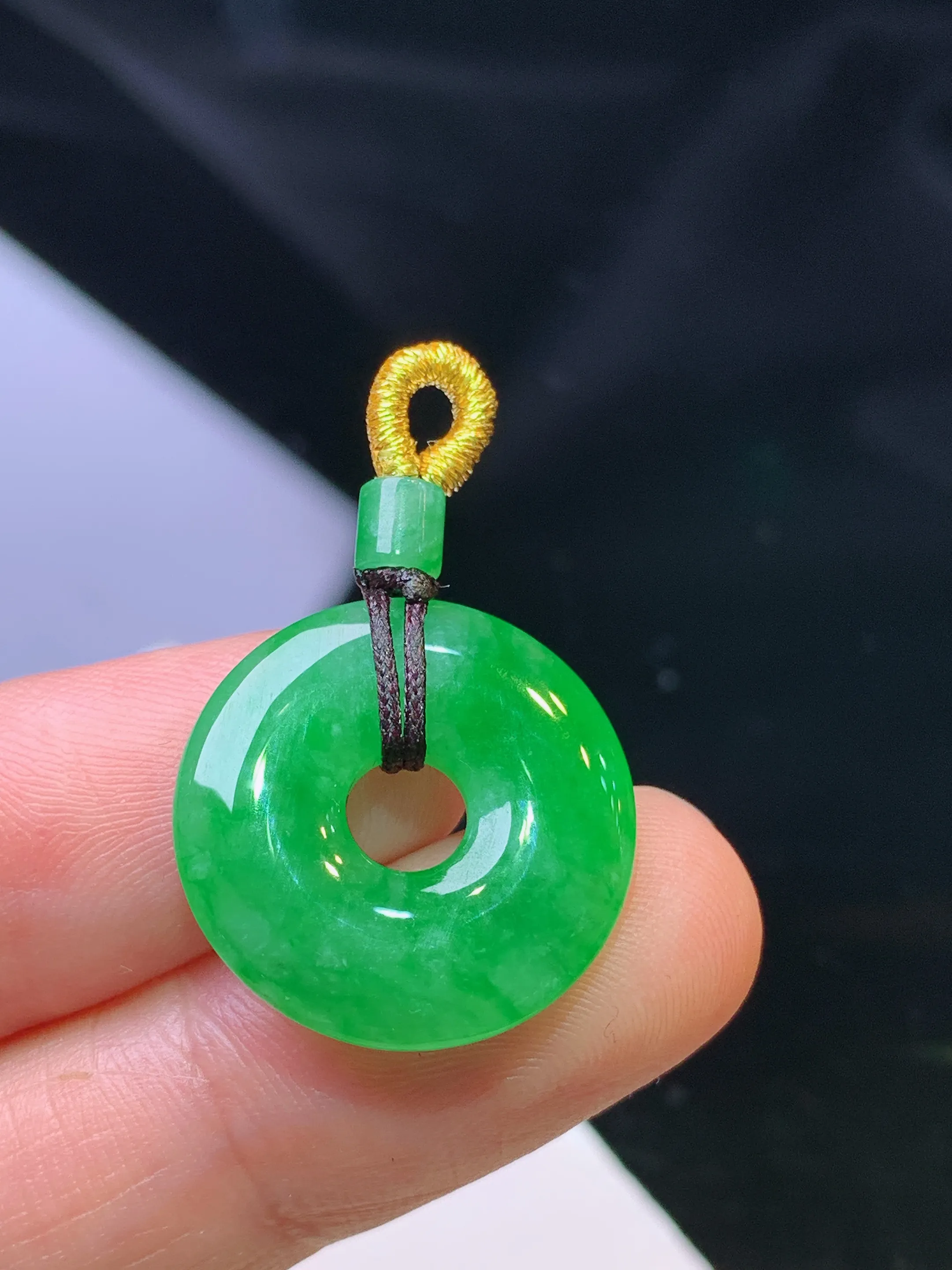 翠绿平安扣吊坠 玉质细腻 色泽清新艳丽  整体尺寸19.2*3.5