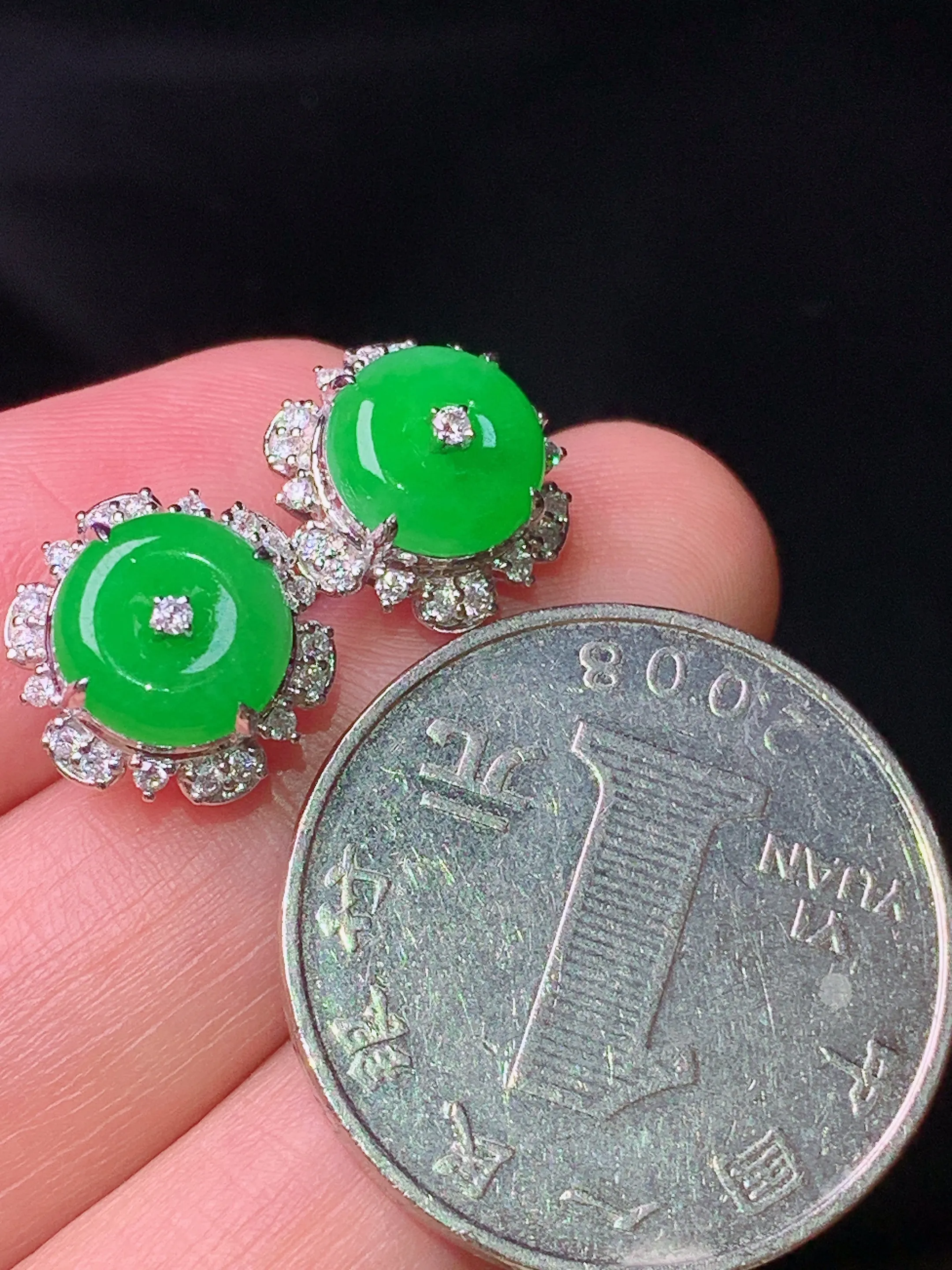 18k金钻镶嵌满绿平安扣耳钉 玉质细腻 色泽清新艳丽 整体尺寸12*7