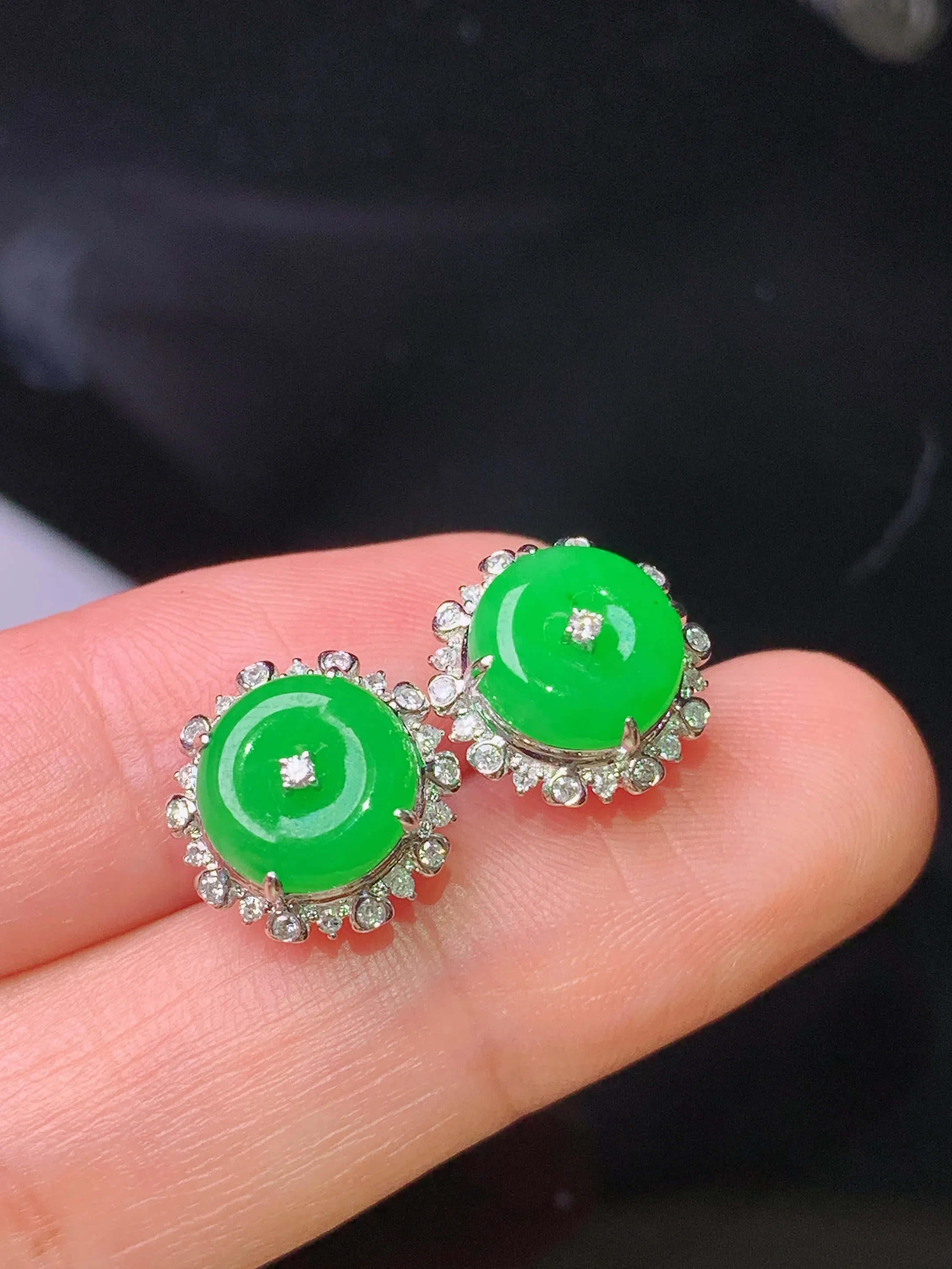 18k金钻镶嵌满绿平安扣耳钉 玉质细腻 色泽清新艳丽 整体尺寸11.6*6.8