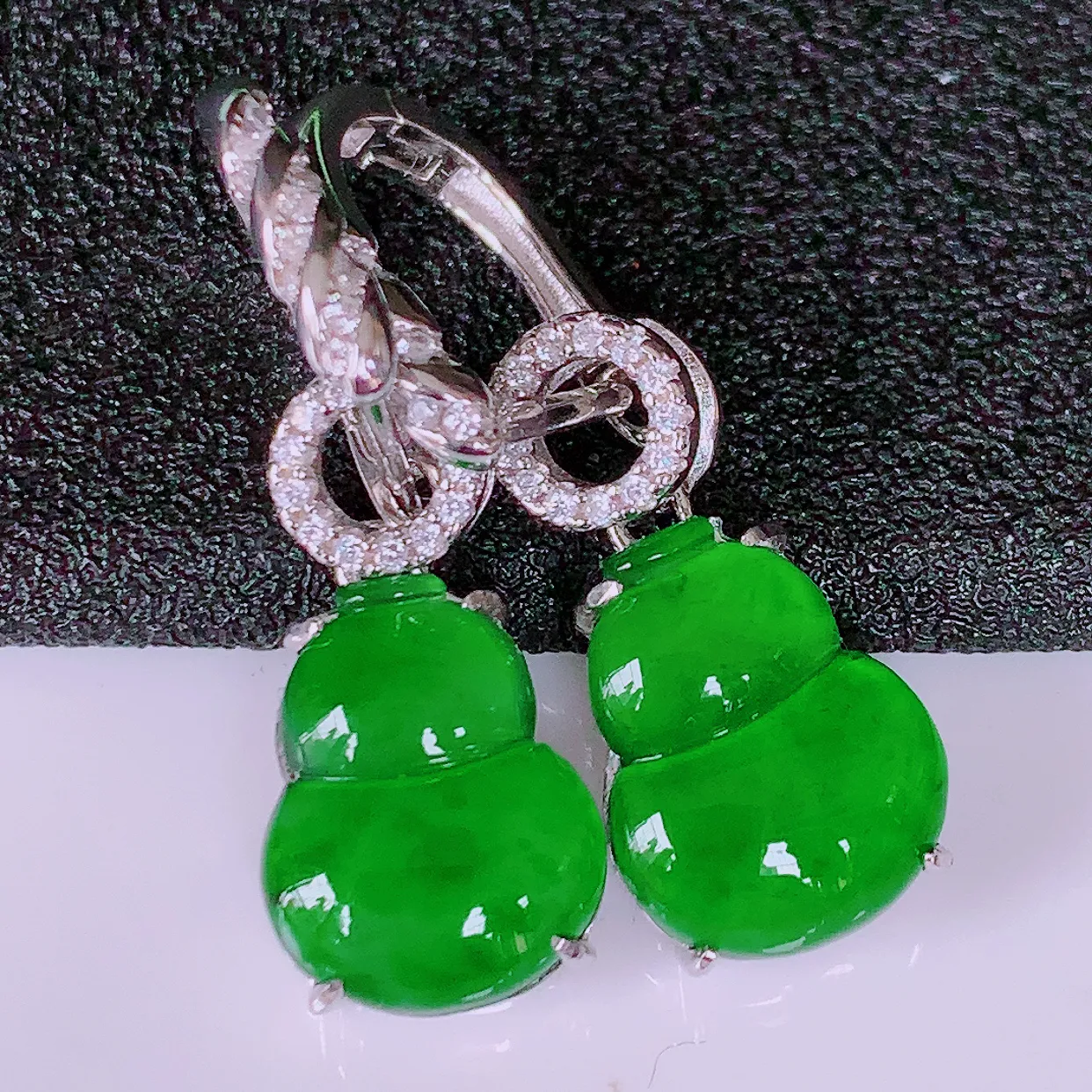 冰透满绿翡翠925银镶嵌葫芦耳坠，自然光实拍，翠色灵动，颜色漂亮，种老水足，品相佳，佩戴佳品！#97.29整体28.5*9.5*5.2裸石12*9.5