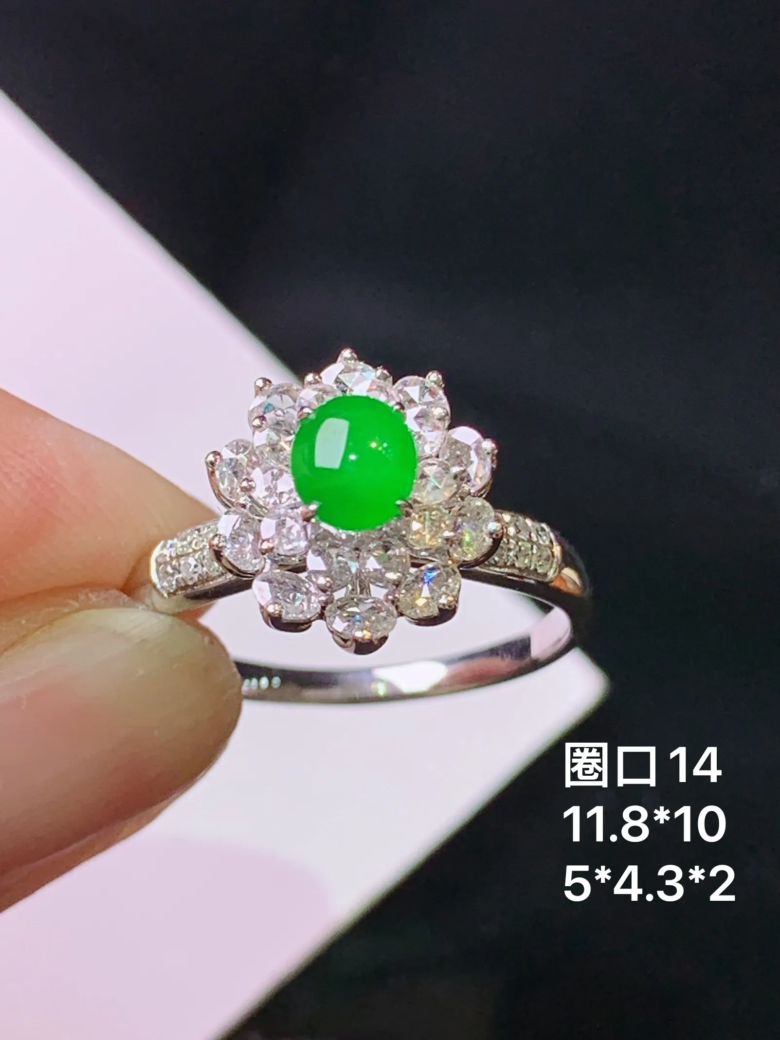 18k金钻镶嵌满绿蛋面戒指 玉质细腻 色泽清新艳丽  圈14 整体尺寸11.8*10