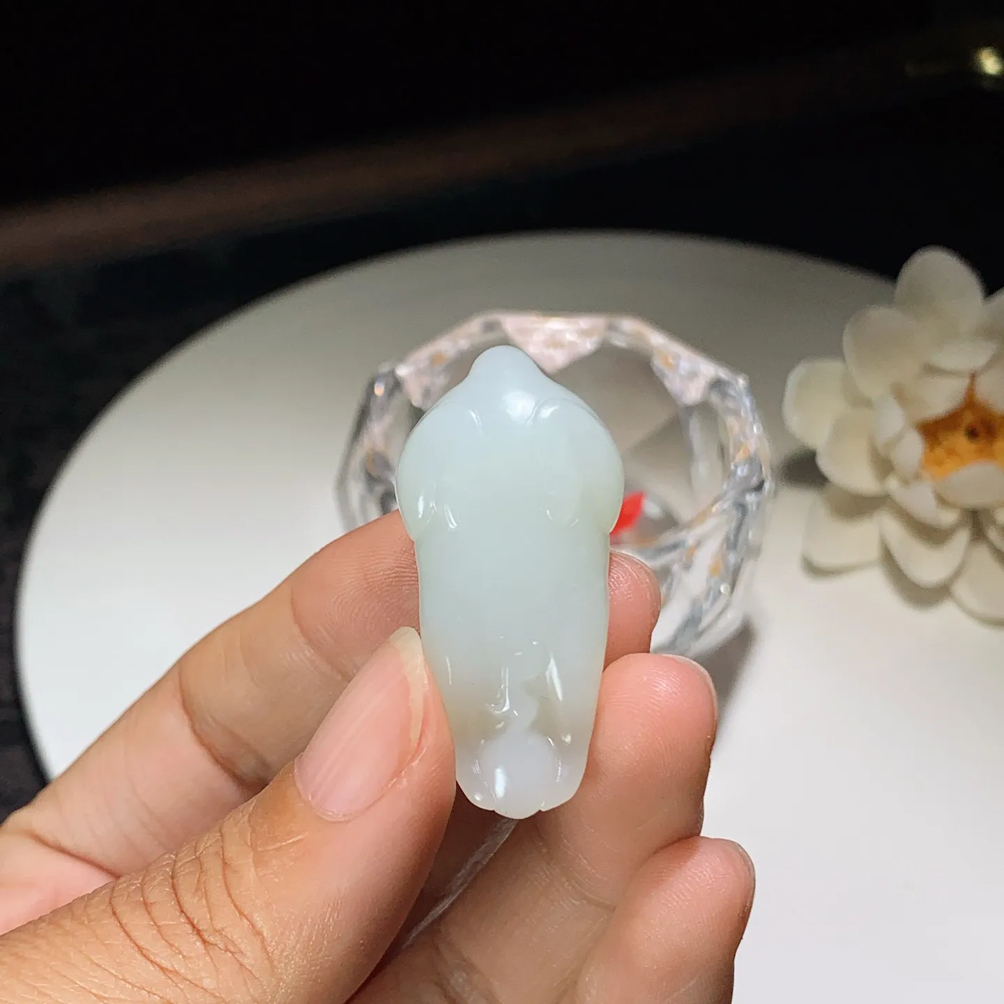 和田玉白玉灵猴献寿猴子挂件。尺寸39/19/14重14克。玉质细腻油润。手推出油。佩戴高端典雅。lt251201