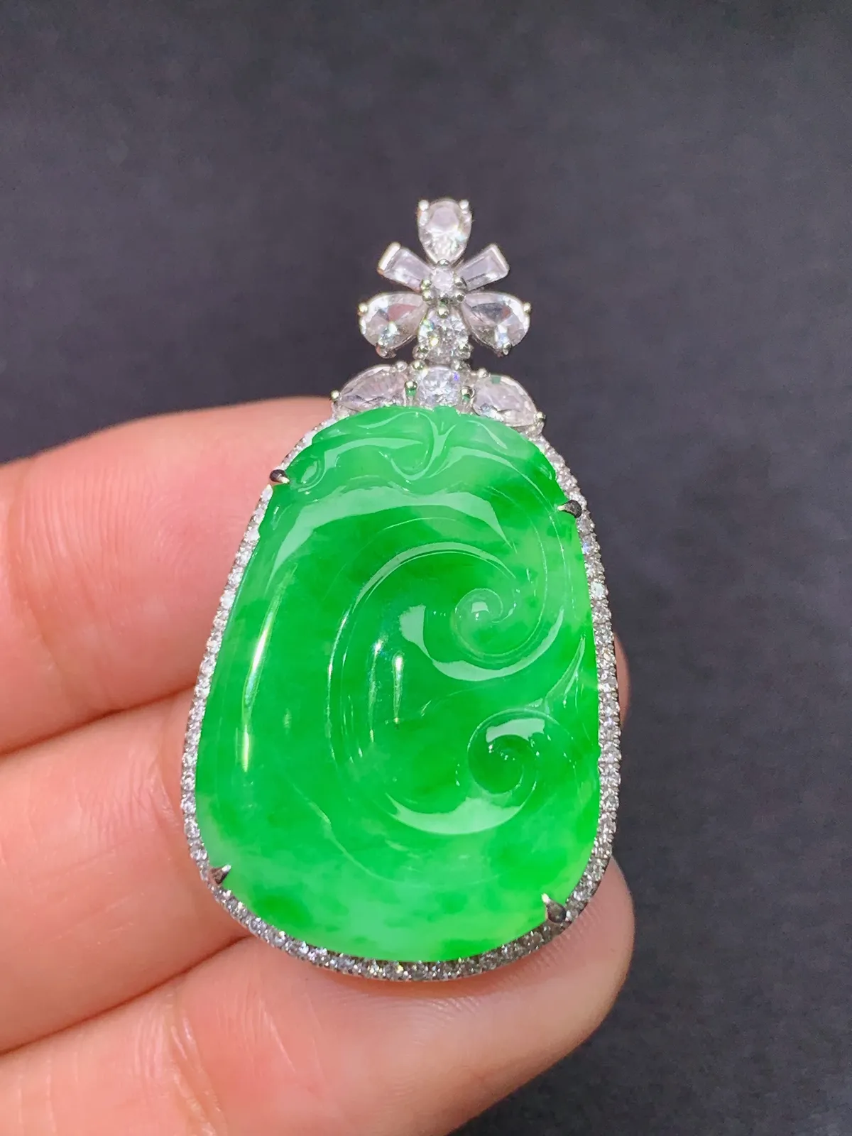 阳绿如意吊坠，18k金镶嵌，色泽鲜阳，冰润细腻，种水足， 尺寸37.2*20.5*8.8