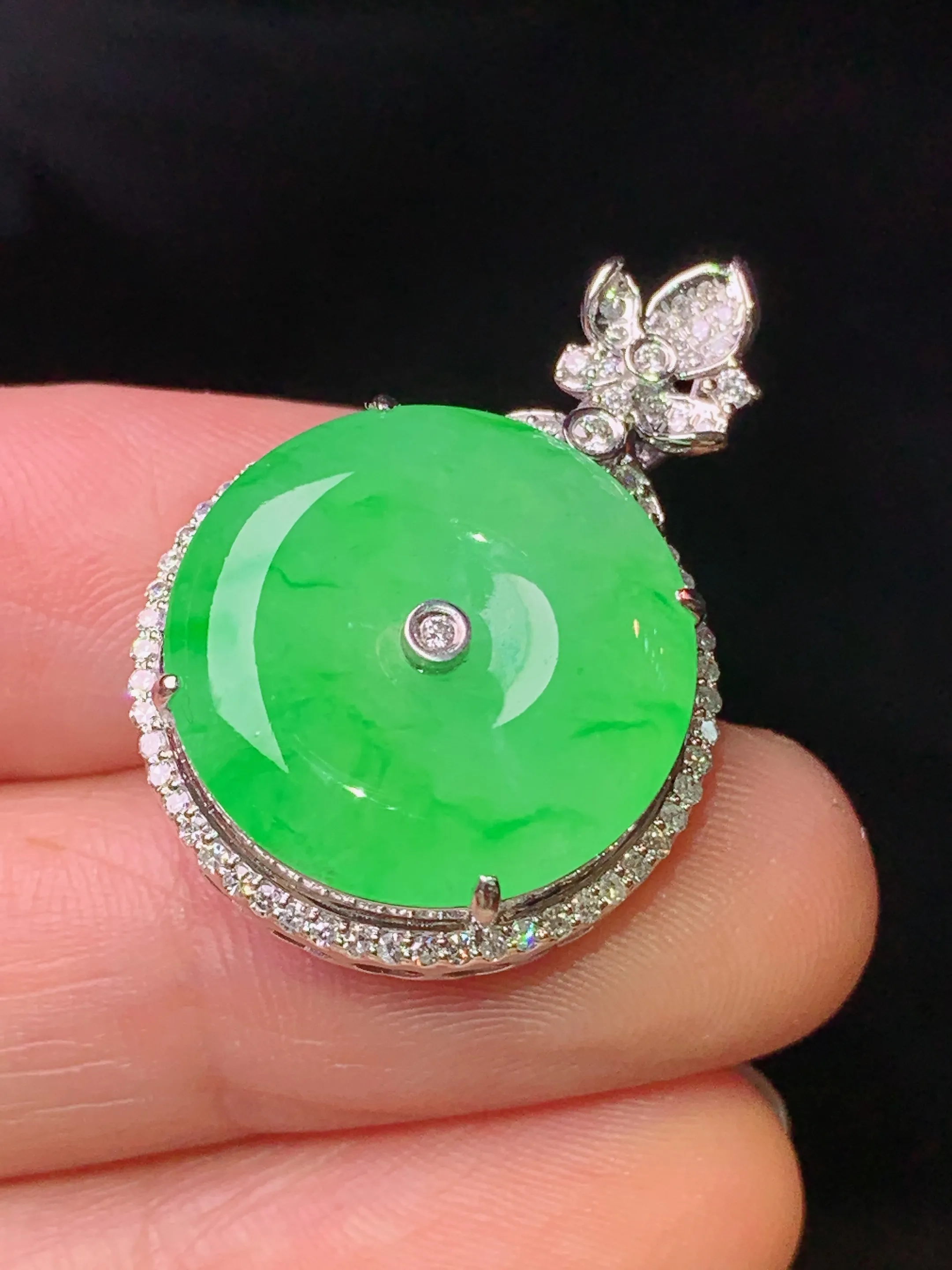 18k金钻镶嵌翠绿平安扣吊坠 玉质细腻 色泽清新艳丽 整体尺寸29*20.2*8.5