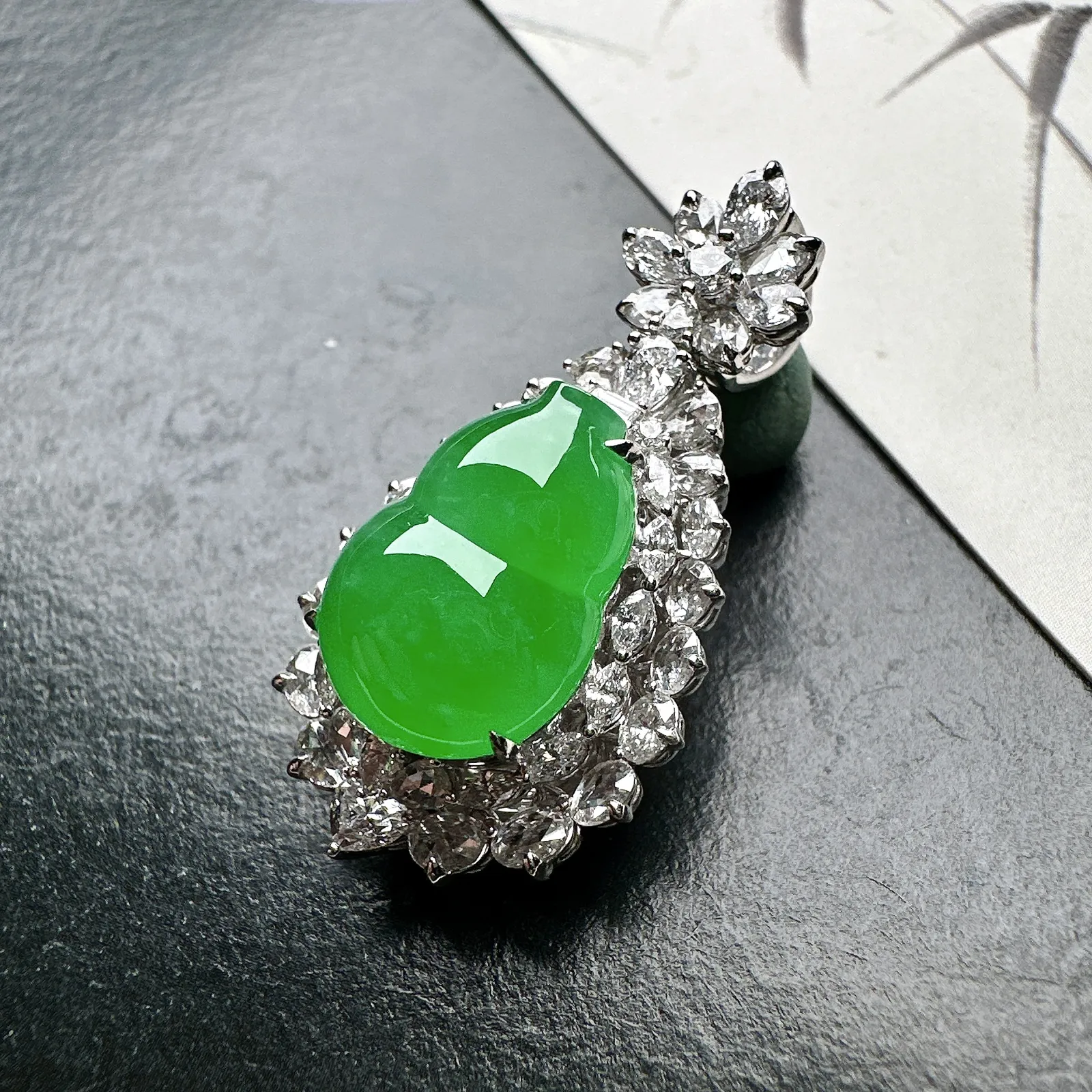 【冰种满绿葫芦吊坠】种水色俱全，冰透闪亮，通透感饱满度很好，18k金钻豪华镶嵌，裸石尺寸14.5*10.9*5.3毫米