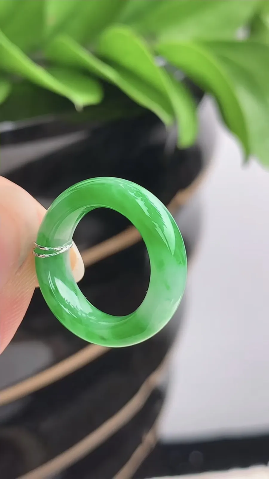 a货翡翠老坑冰种飘阳绿素面戒指 尺寸15.6×5.7×4mm 重量3.88g 1201